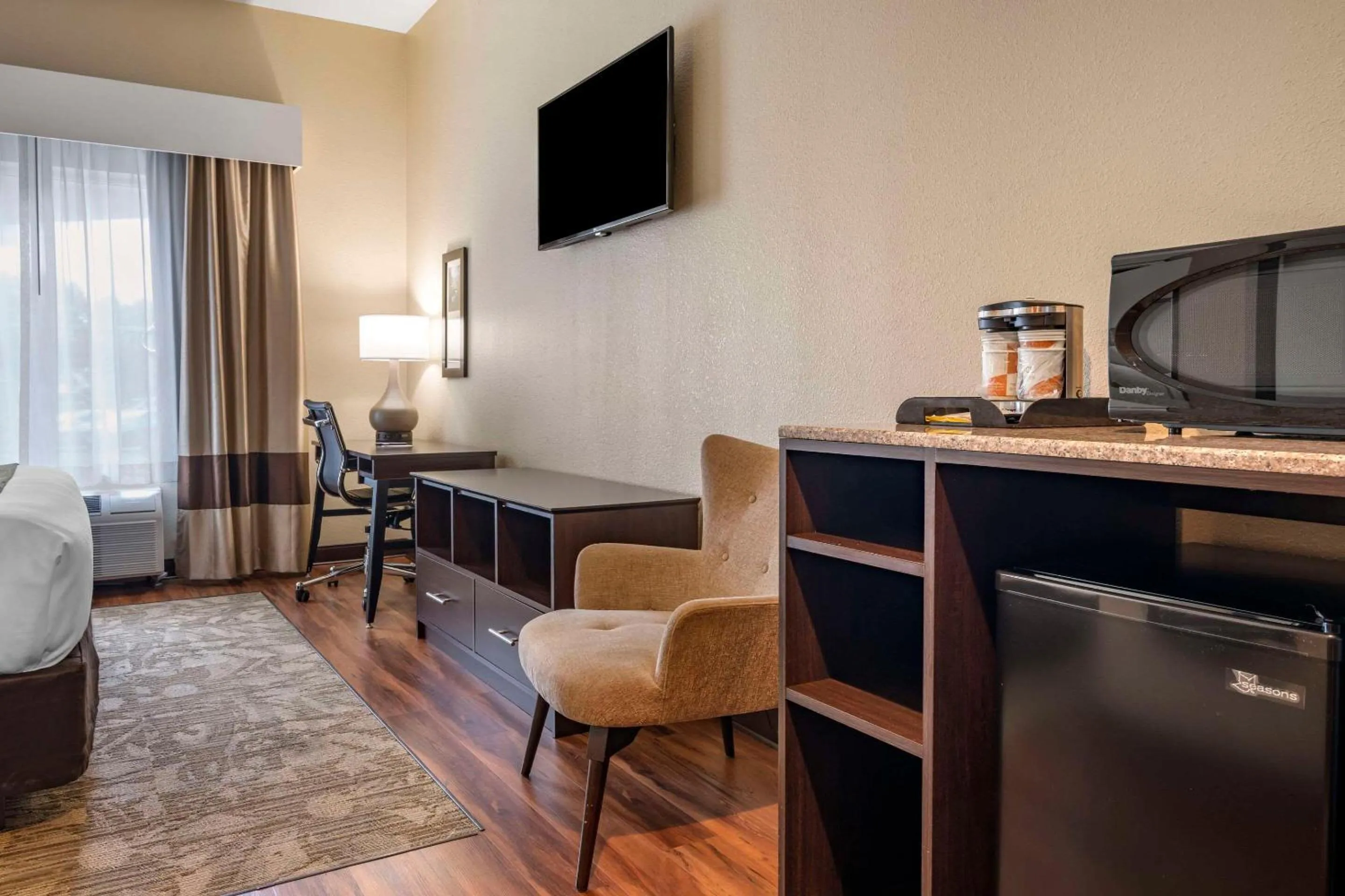 Bedroom in Comfort Inn Connellsville Riverview