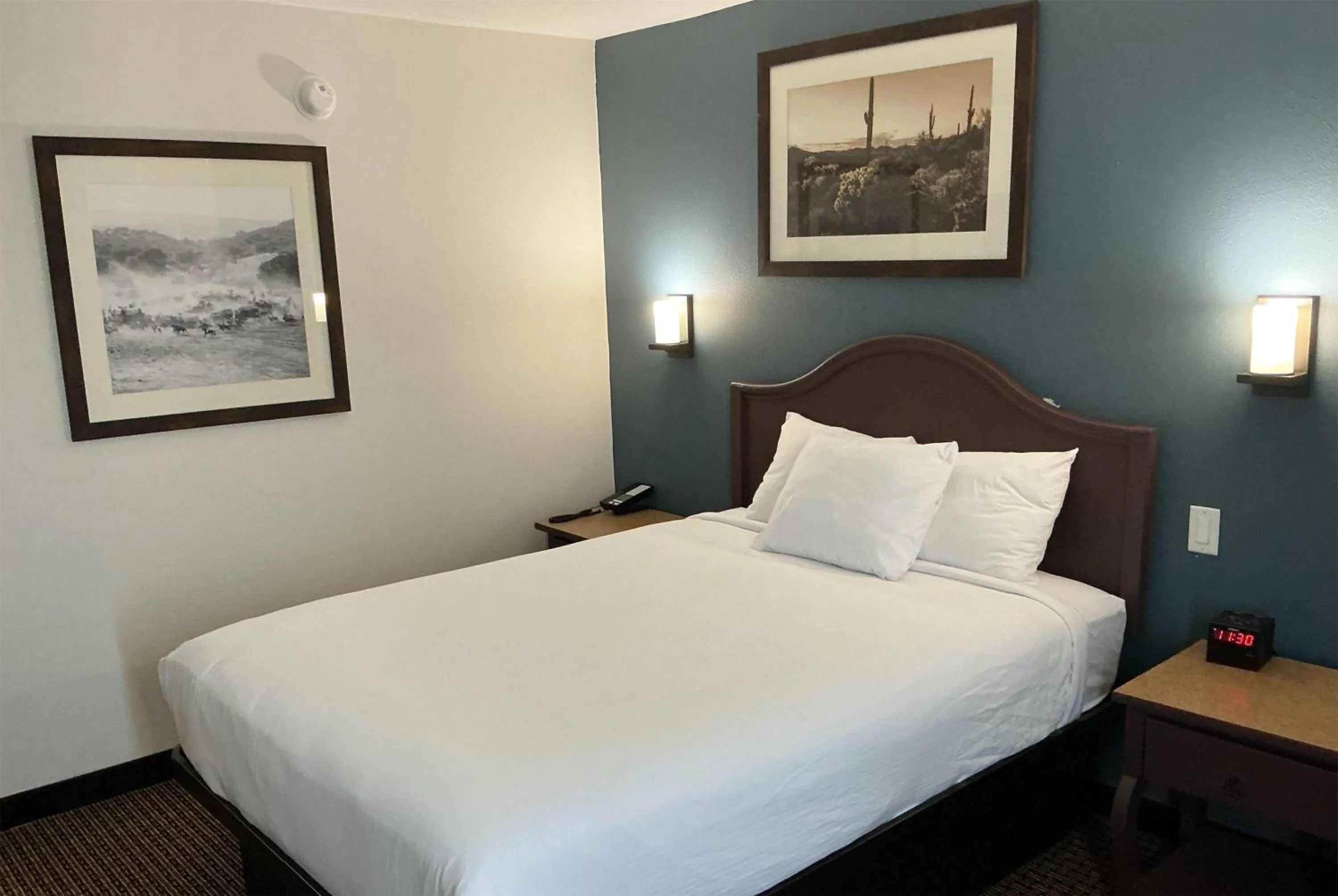 Photo of the whole room, Bed in Tombstone Grand Hotel, a Baymont by Wyndham