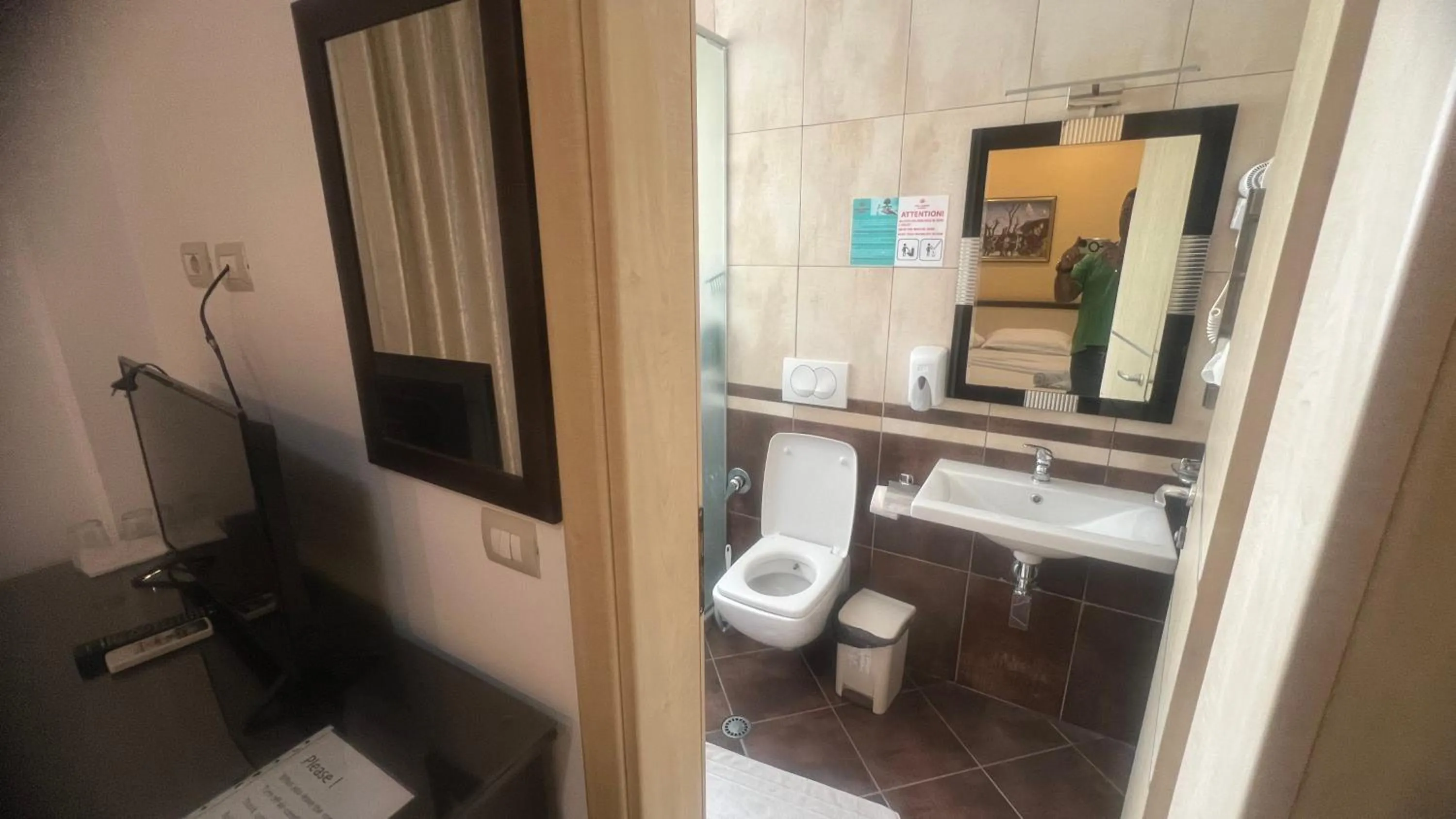 Toilet in Sunrise Hotel Cameria