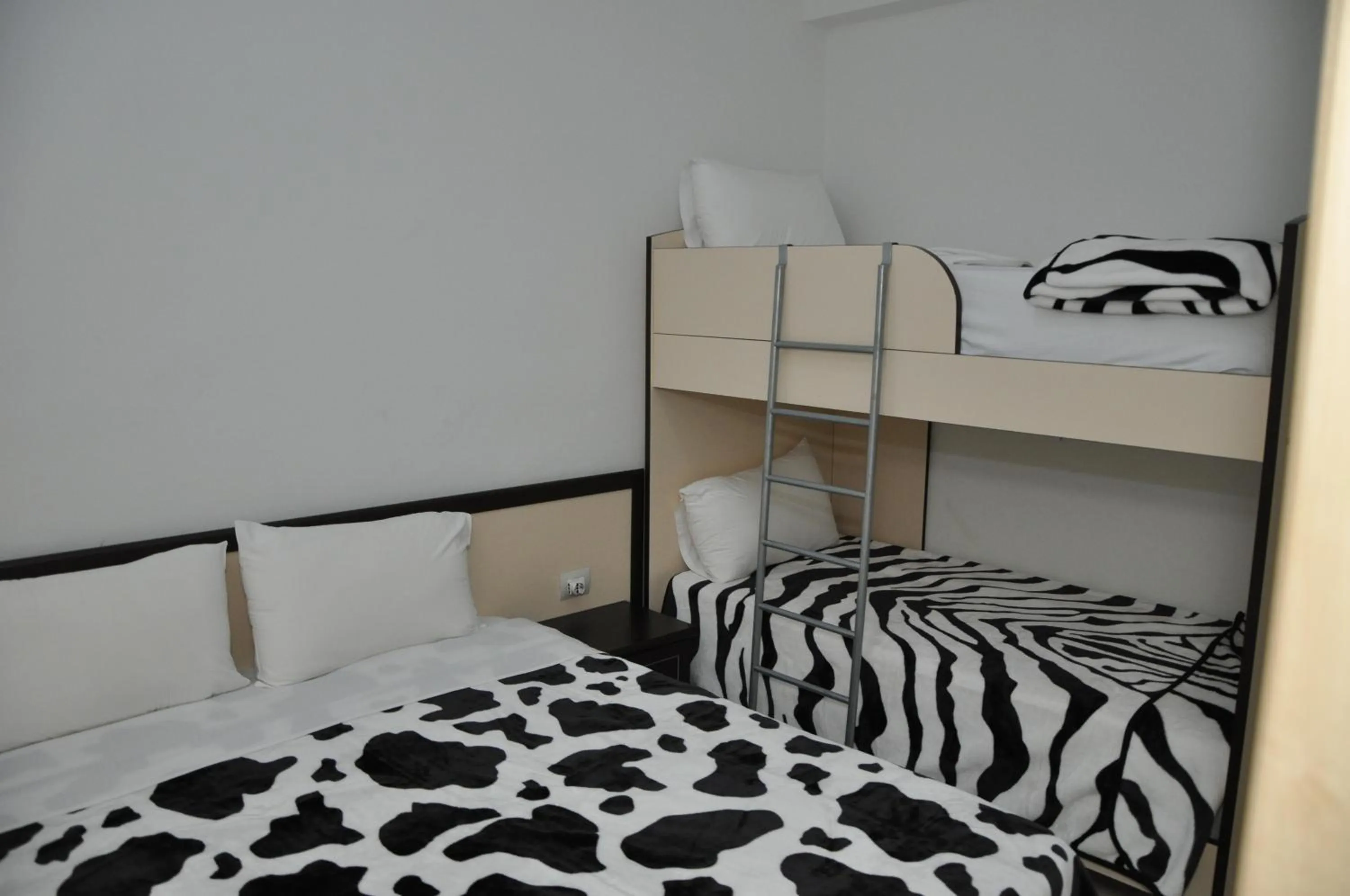 bunk bed, Bed in Sunrise Hotel Cameria