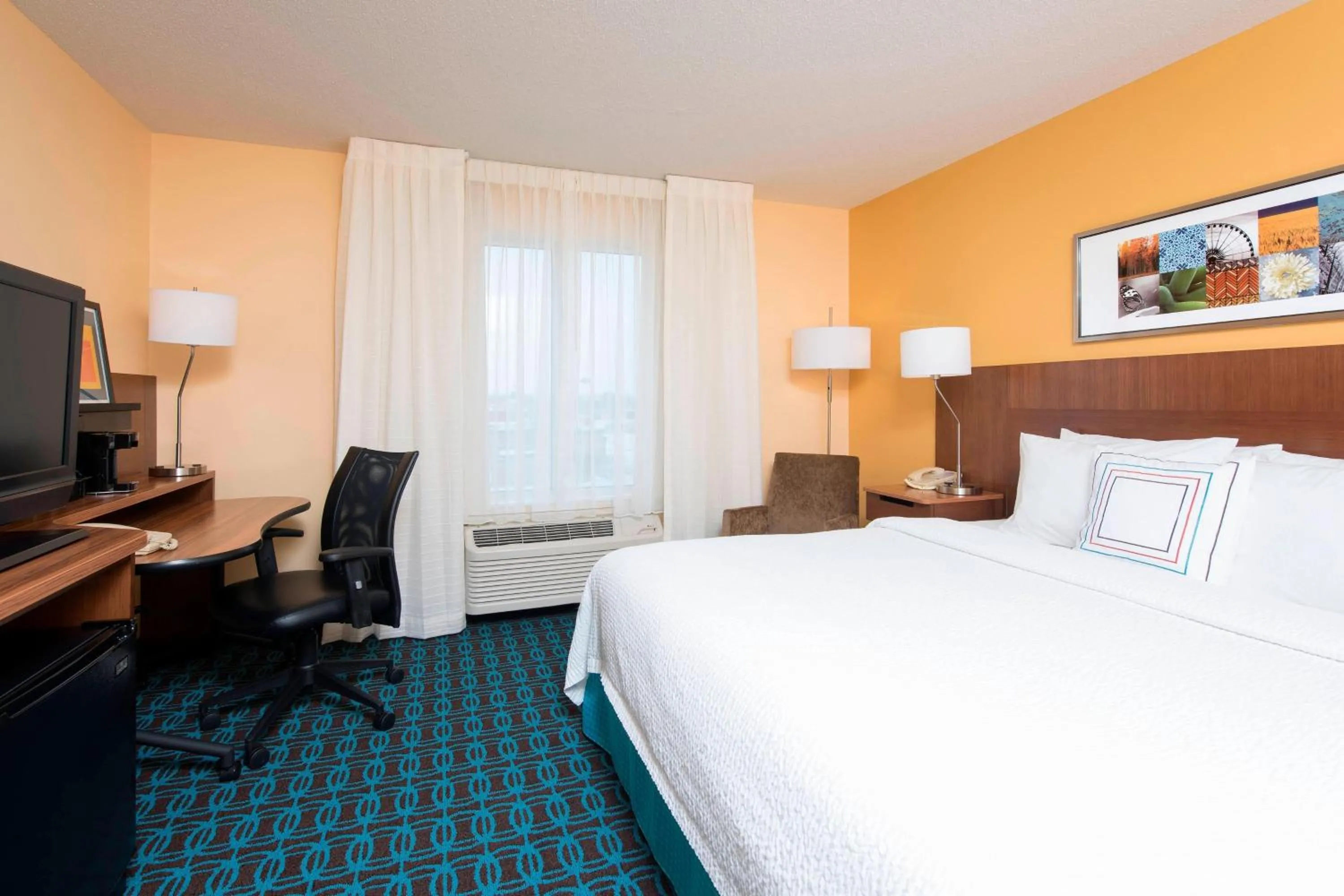 Photo of the whole room, Bed in Fairfield Inn and Suites by Marriott Chicago St. Charles