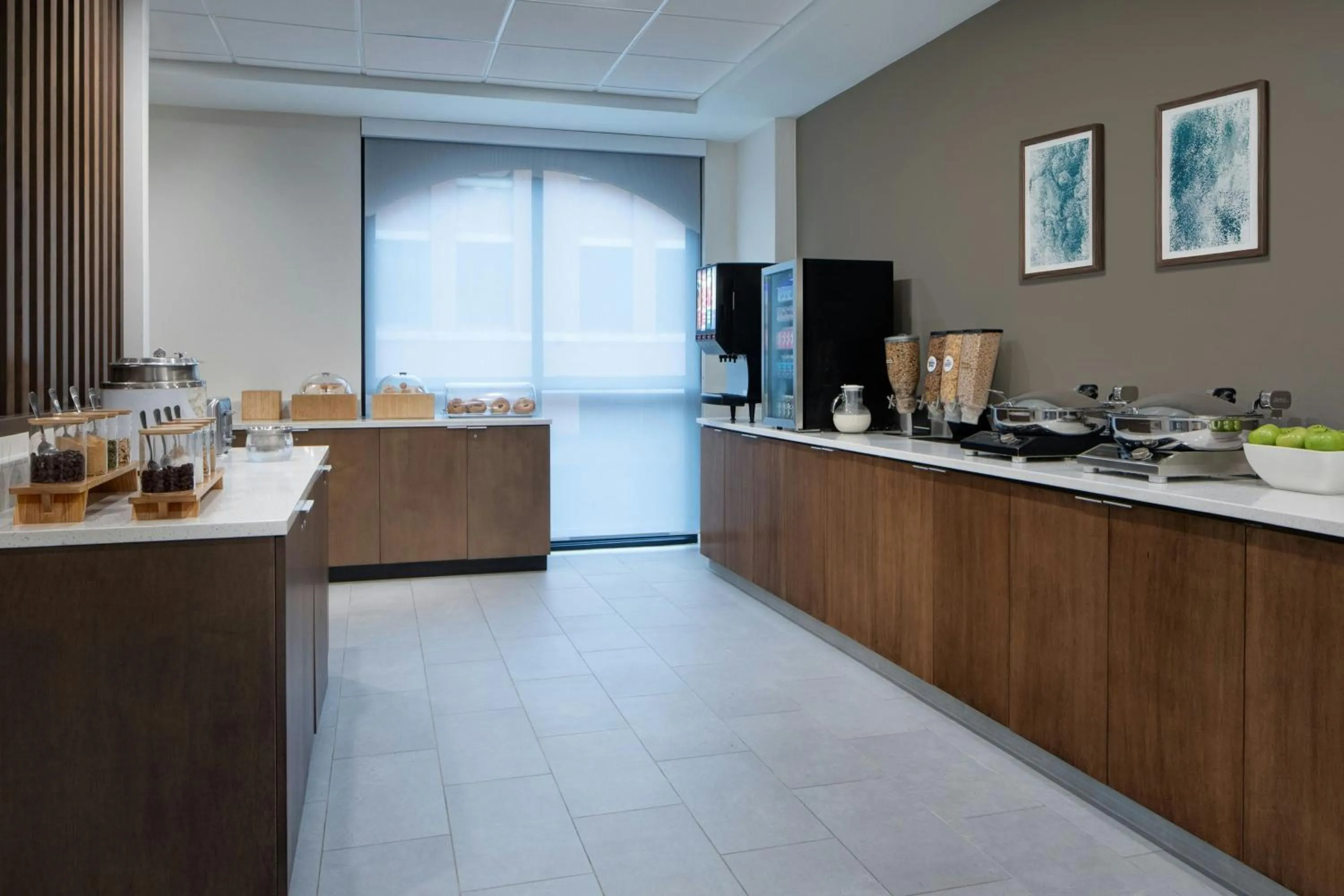 Breakfast in SpringHill Suites by Marriott Dallas Downtown / West End