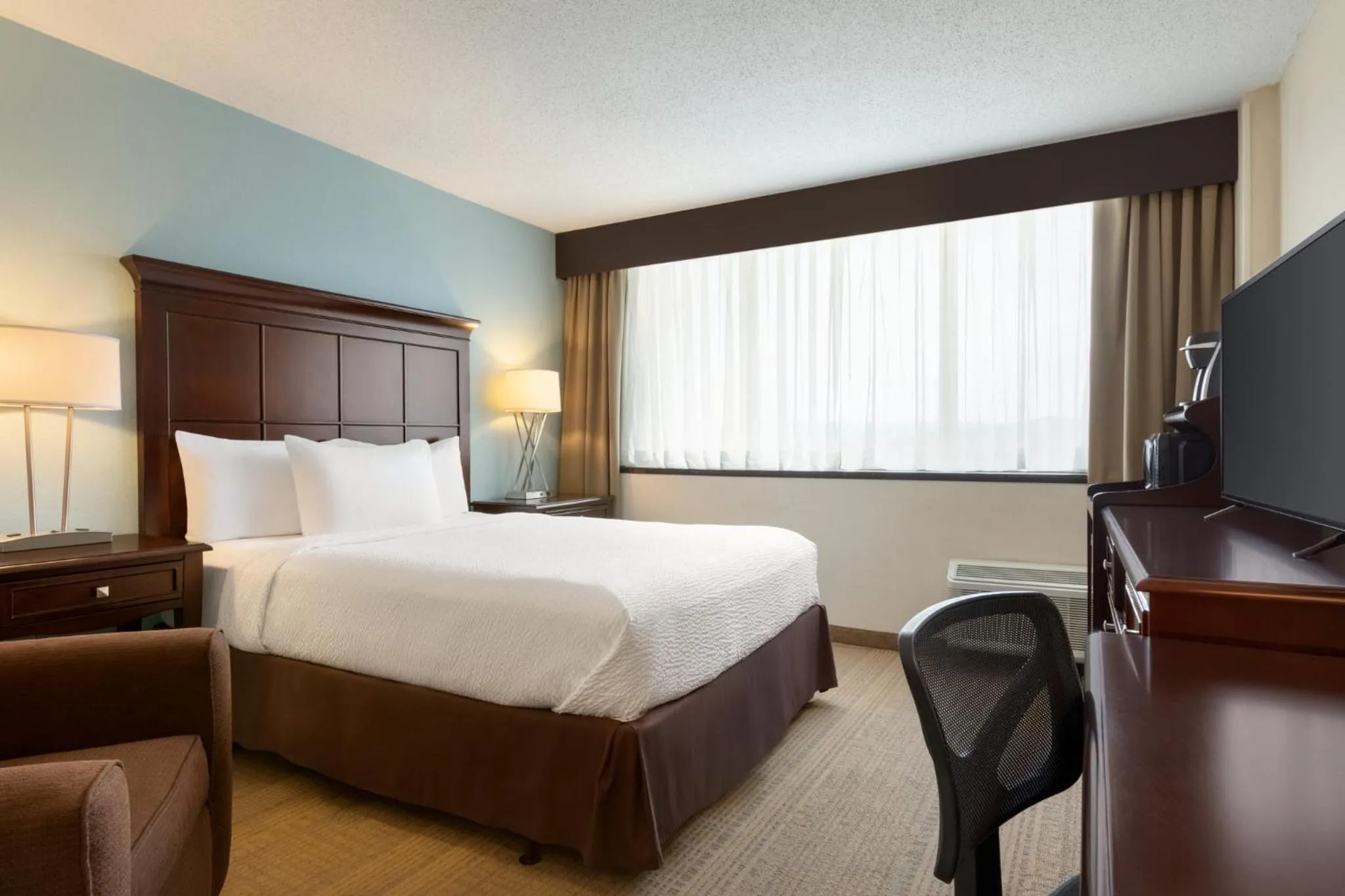 Photo of the whole room, Bed in Holiday Inn Birmingham-Airport by IHG