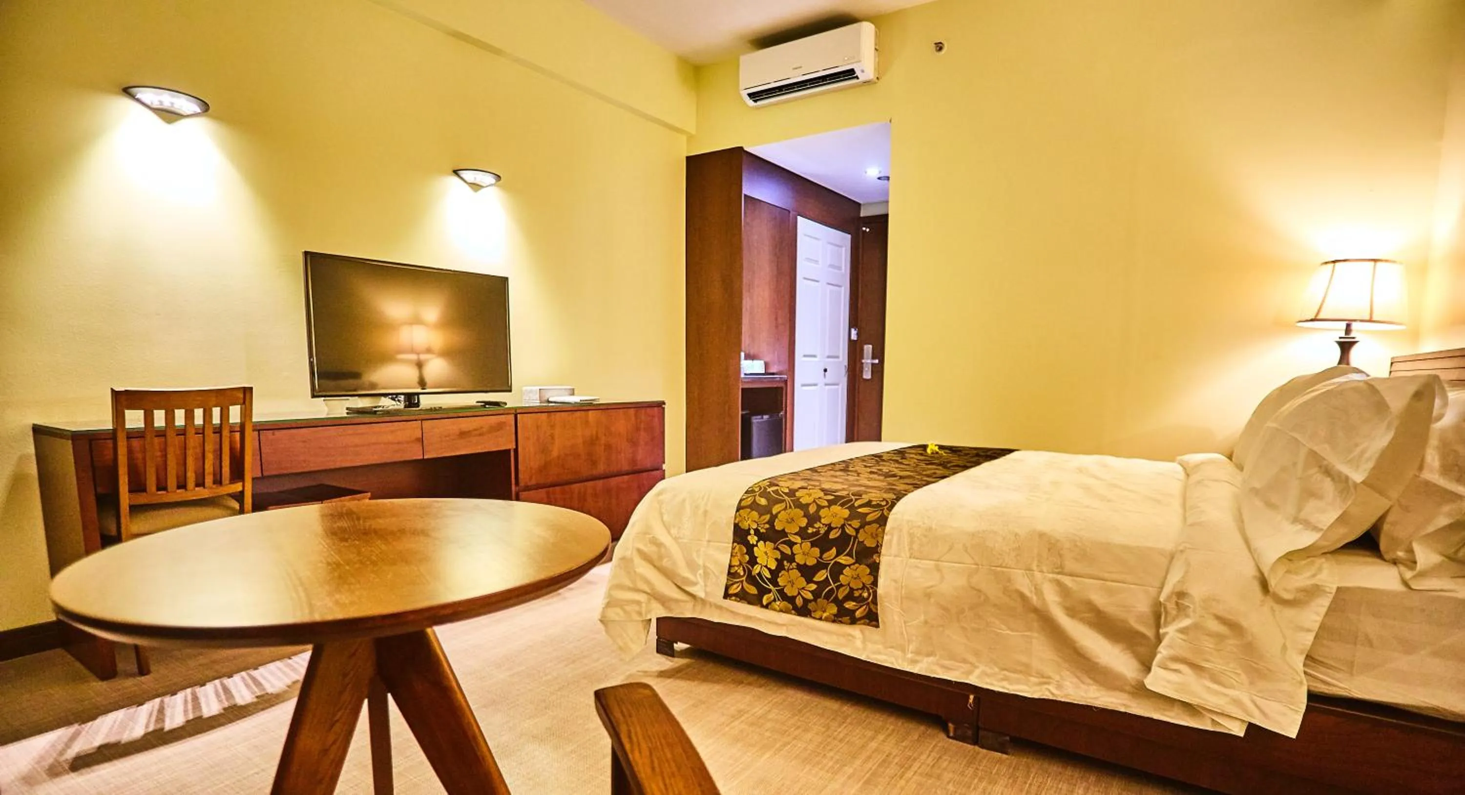 Photo of the whole room, Bed in Serenti Hotel Saipan