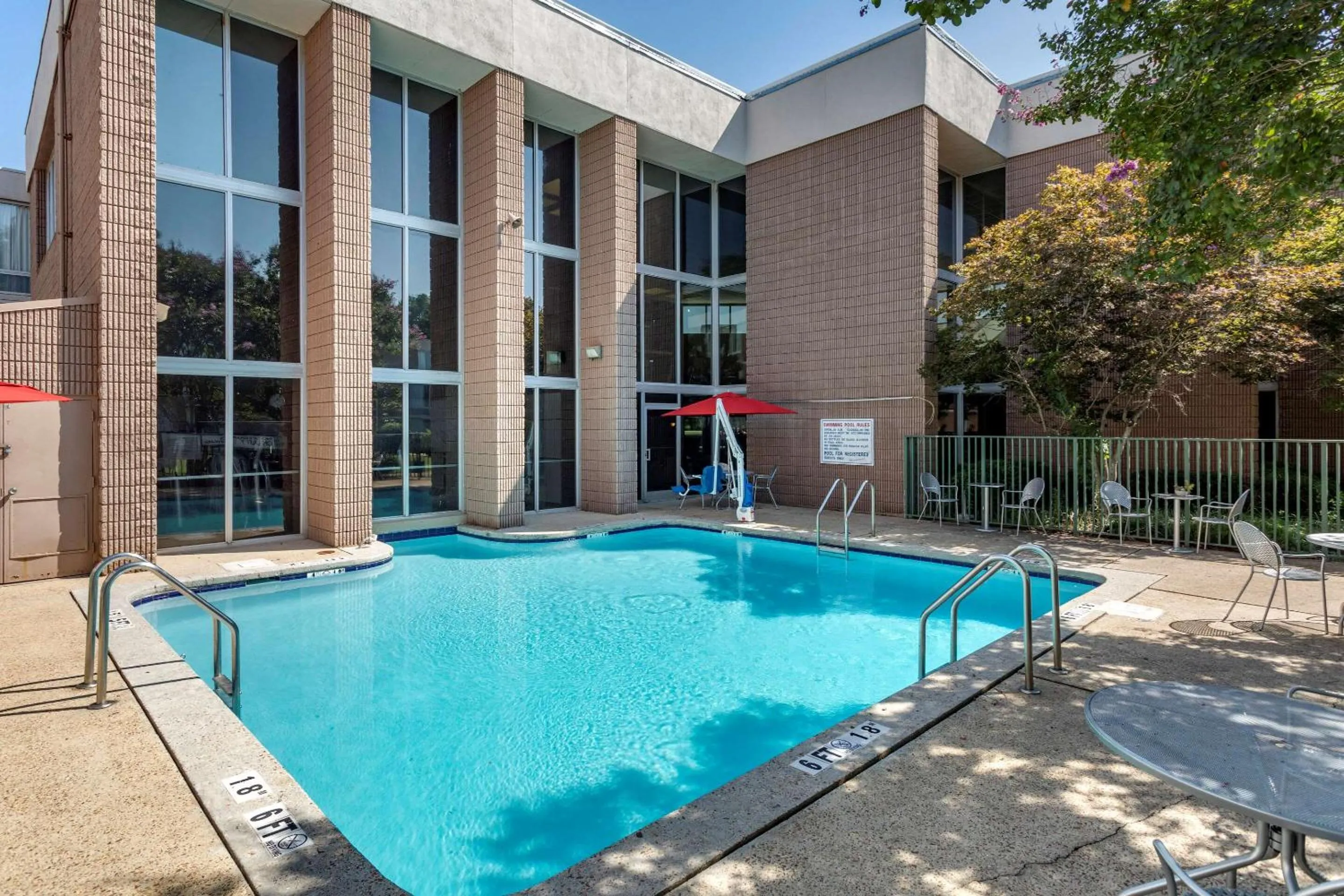 Swimming pool in Clarion Inn Sheffield Muscle Shoals