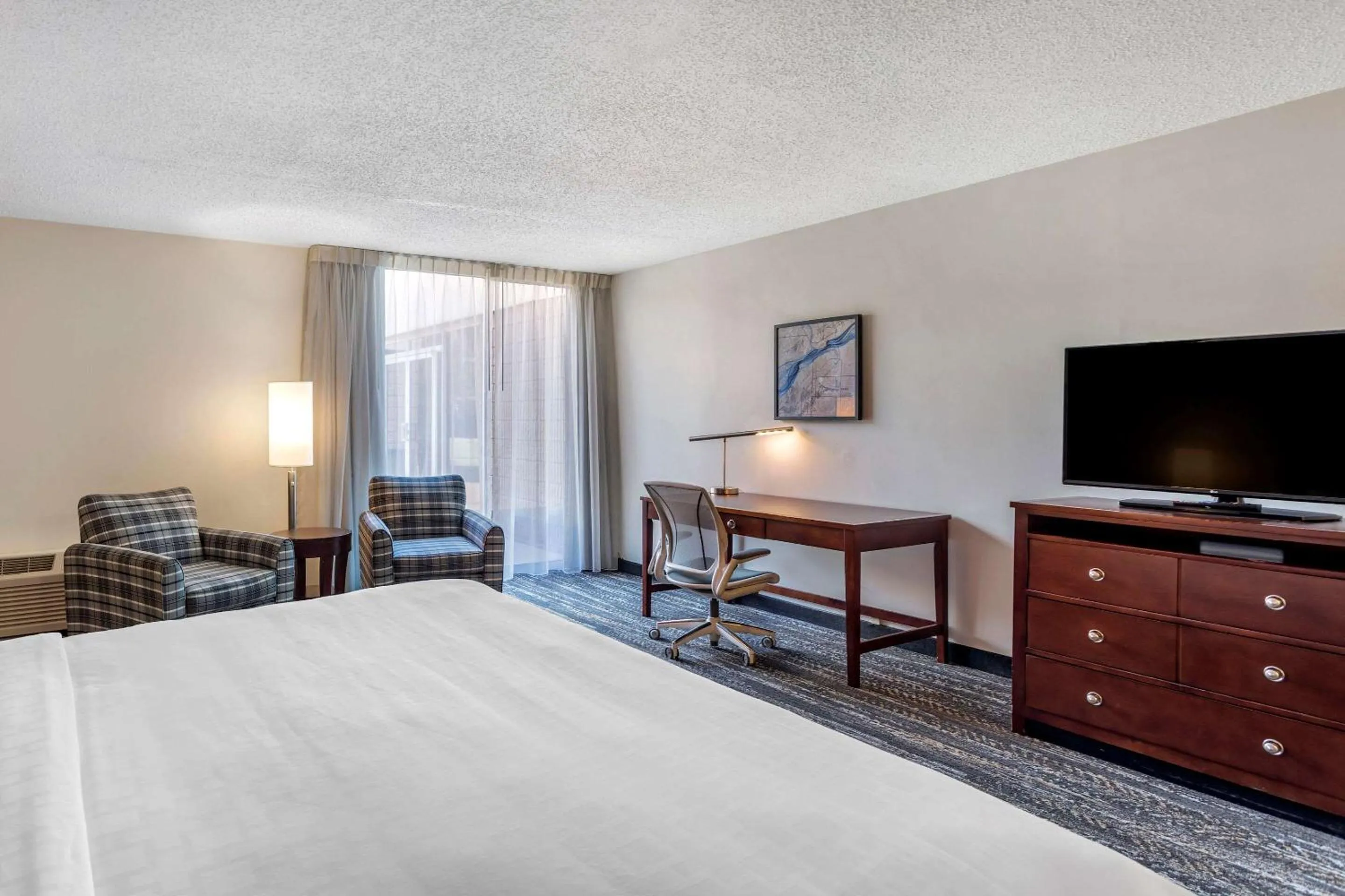 Photo of the whole room, Bed in Clarion Inn Sheffield Muscle Shoals