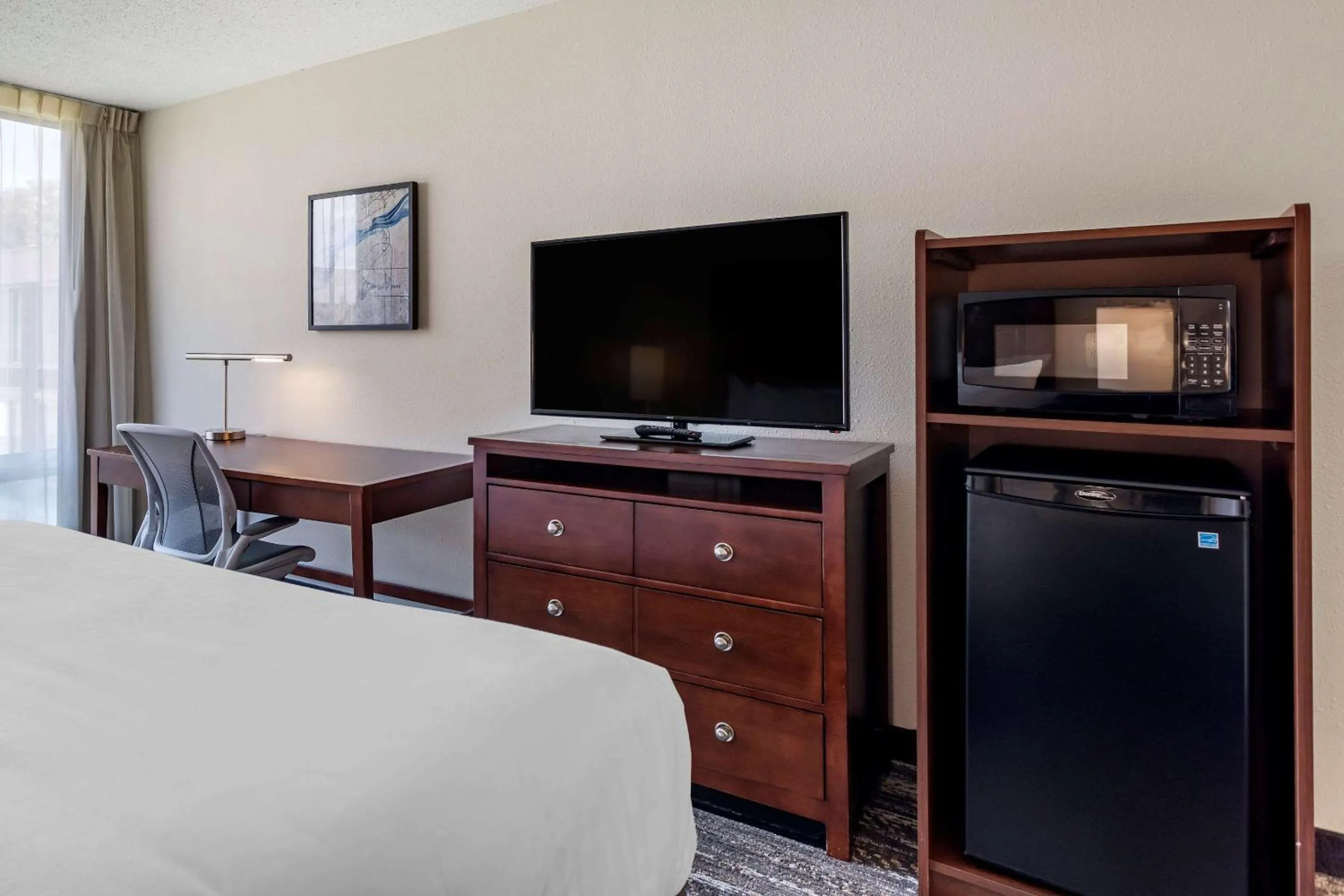 Photo of the whole room, Bed in Clarion Inn Sheffield Muscle Shoals