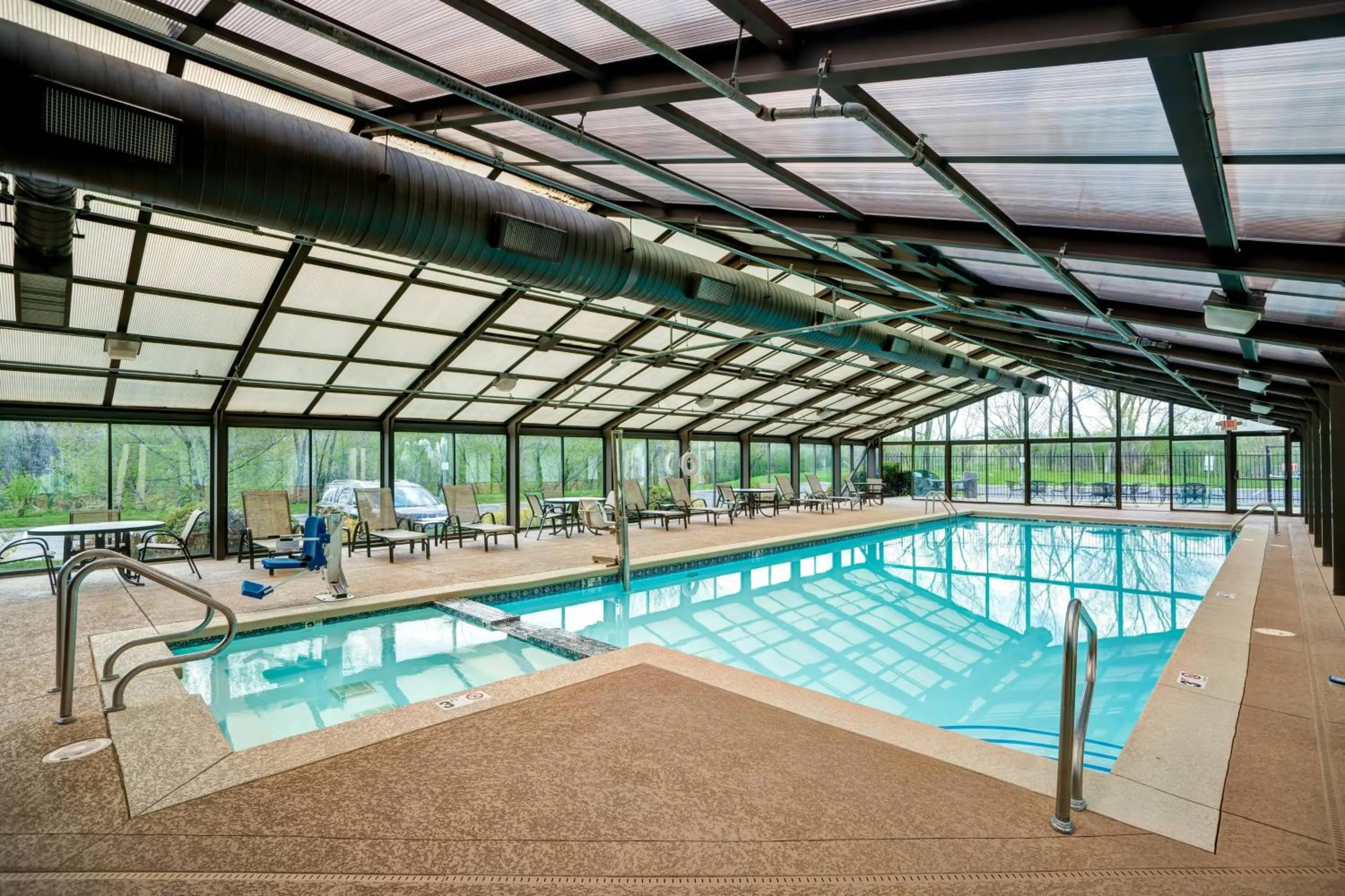 Swimming pool in Courtyard Chicago Elmhurst/Oakbrook Area