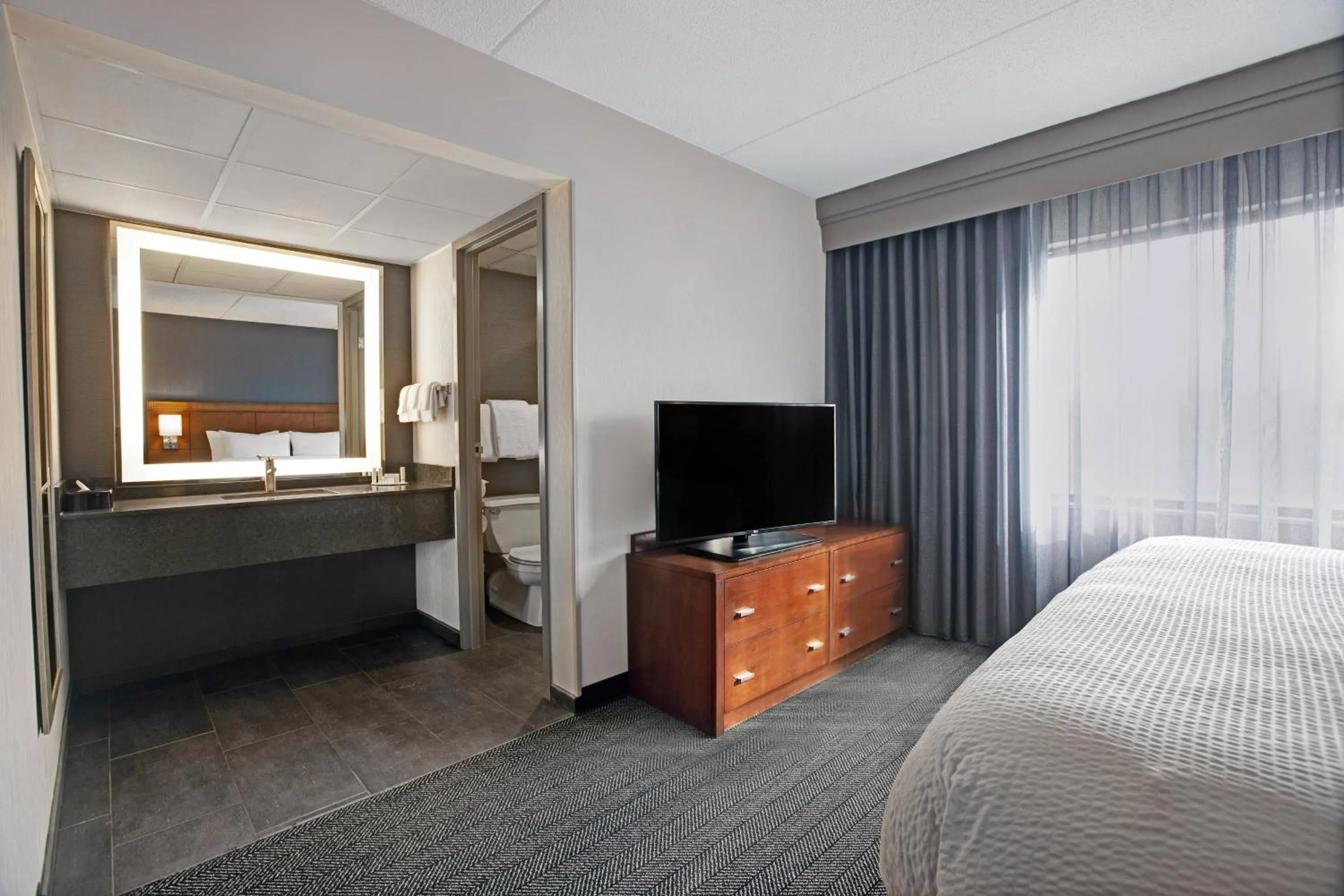 Bedroom, Bed in Courtyard Chicago Elmhurst/Oakbrook Area