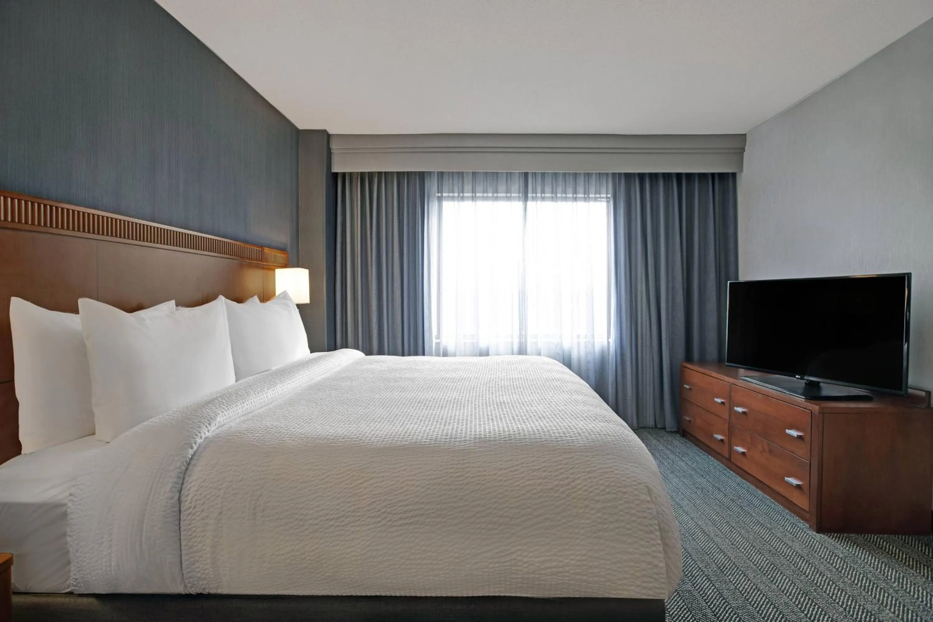 Bedroom, Bed in Courtyard Chicago Elmhurst/Oakbrook Area