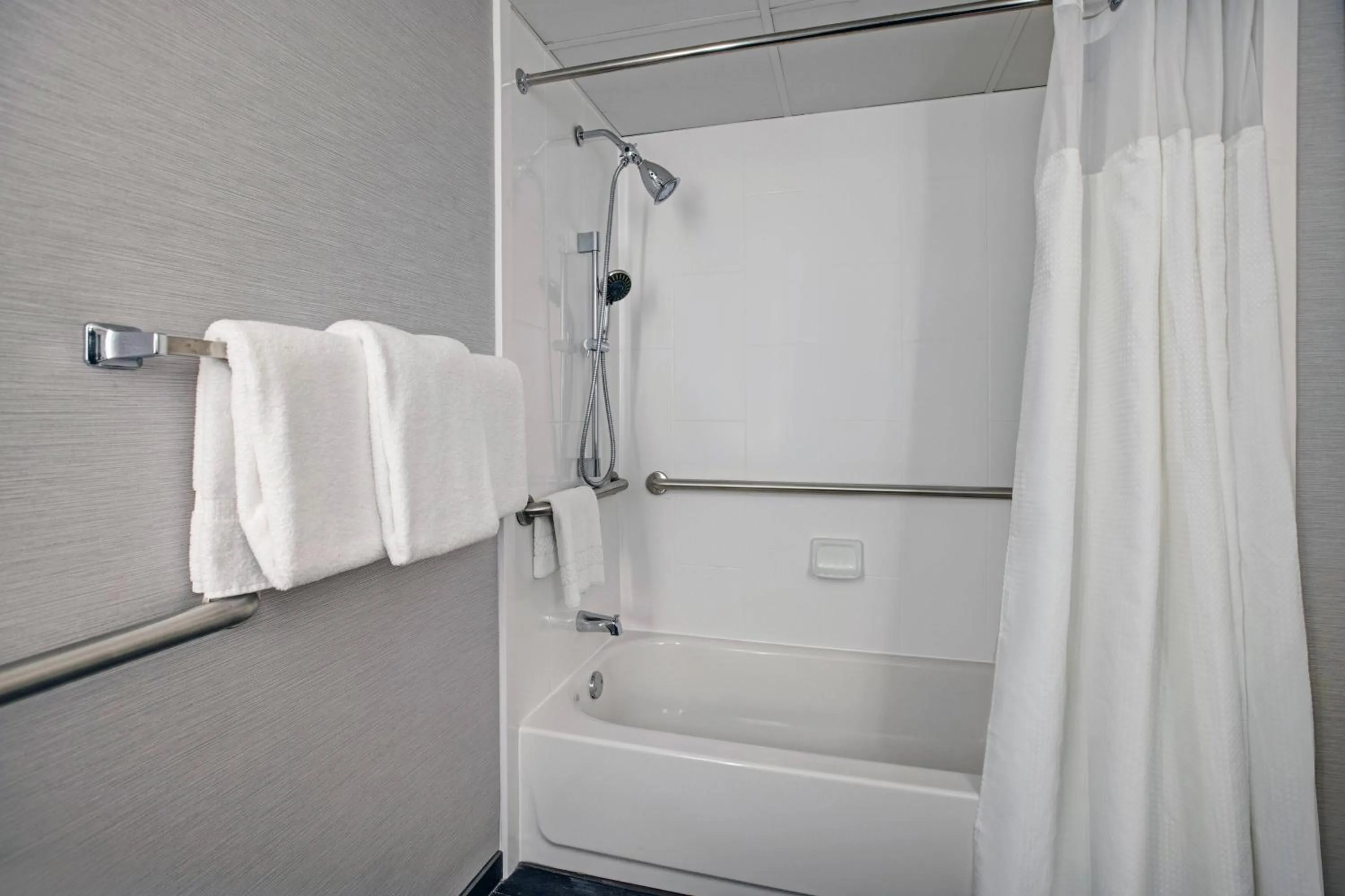 Bathroom in Courtyard Chicago Elmhurst/Oakbrook Area