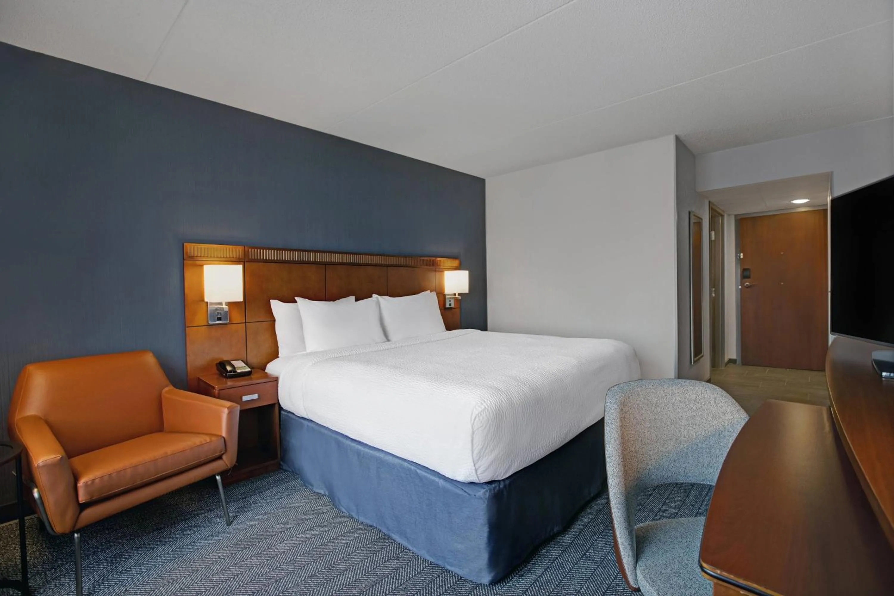 Photo of the whole room, Bed in Courtyard Chicago Elmhurst/Oakbrook Area