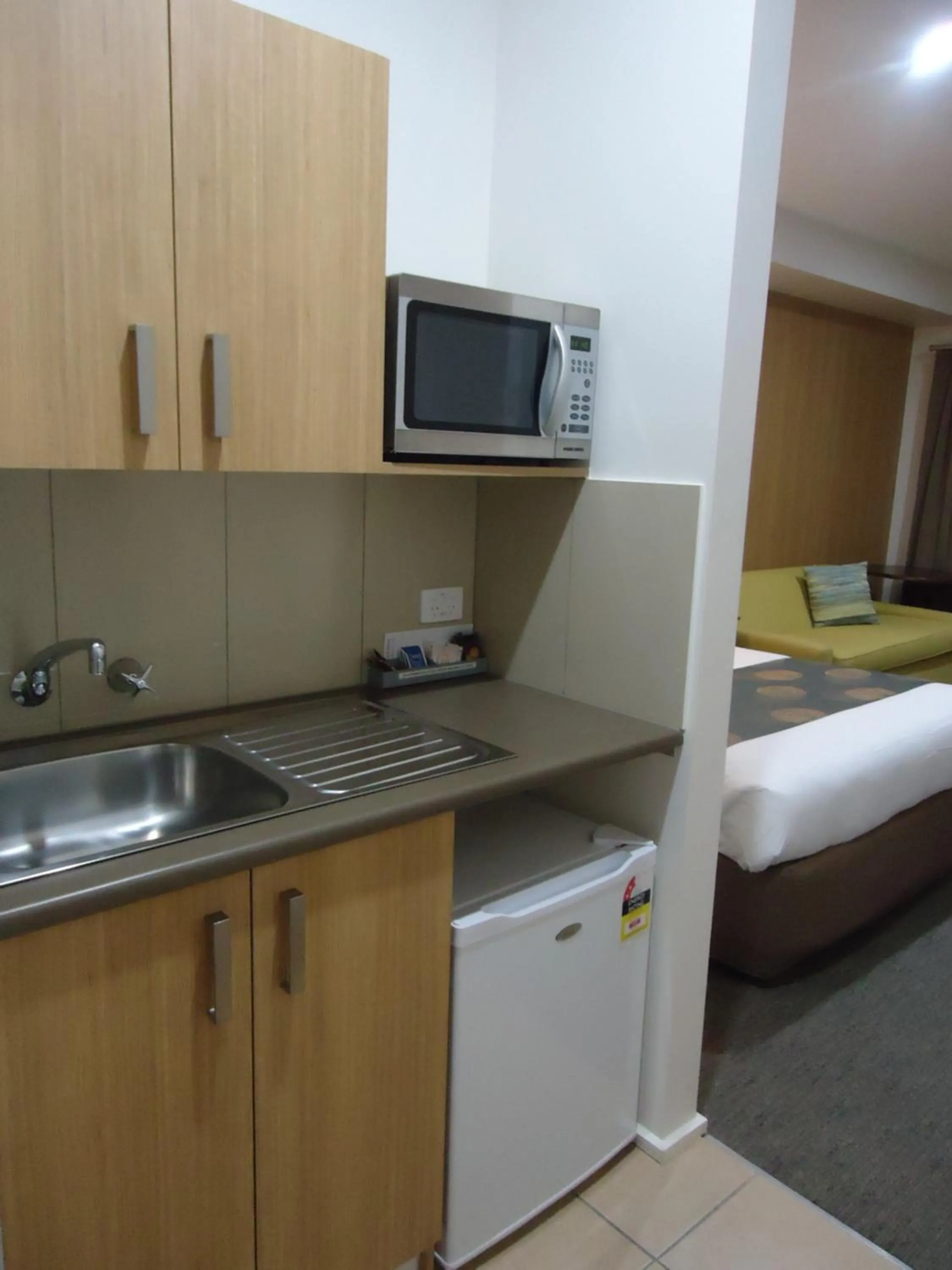 Kitchen or kitchenette, Bed in Albury Regent Motel