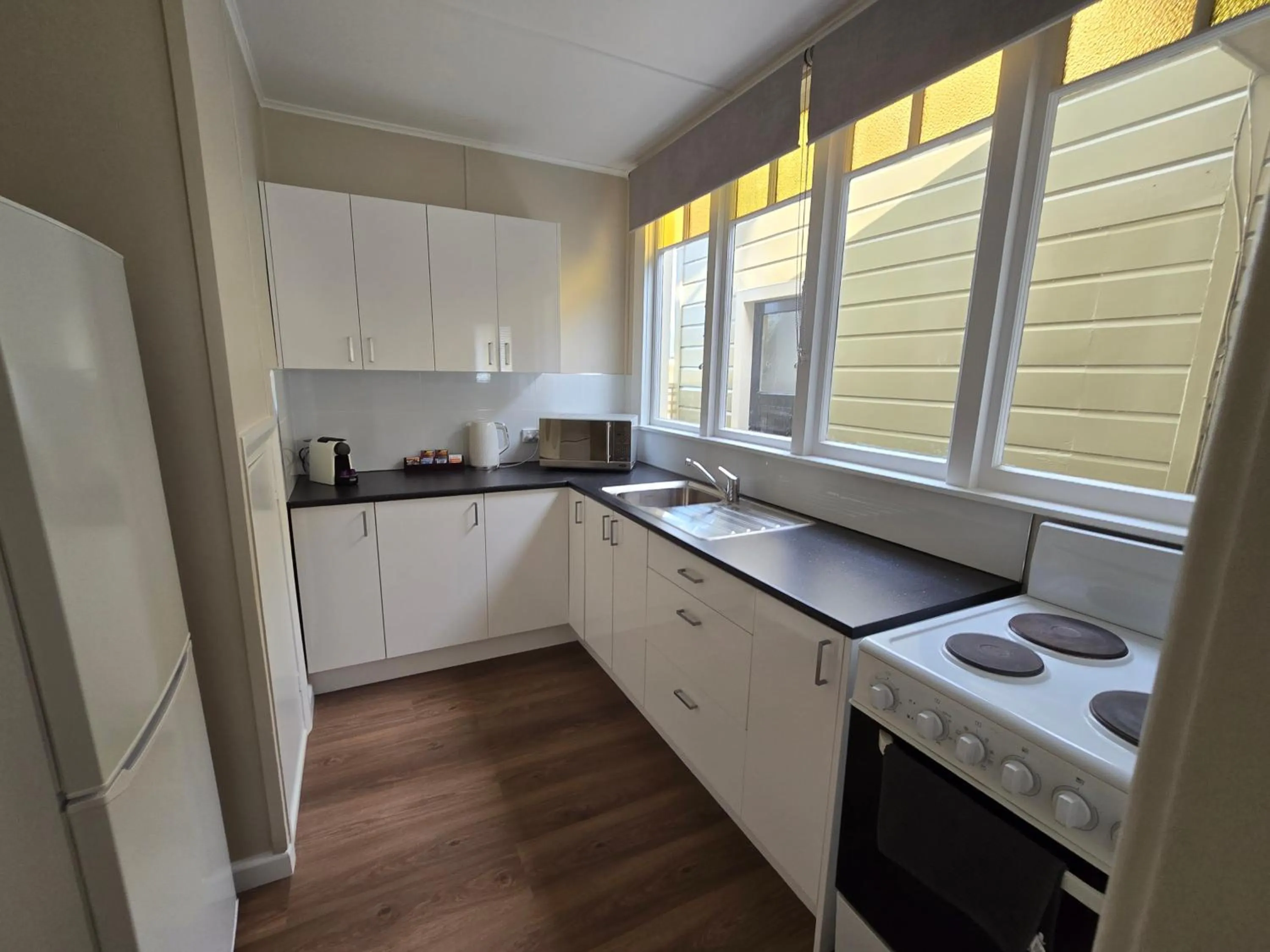 Kitchen or kitchenette in Gardner Court Motel