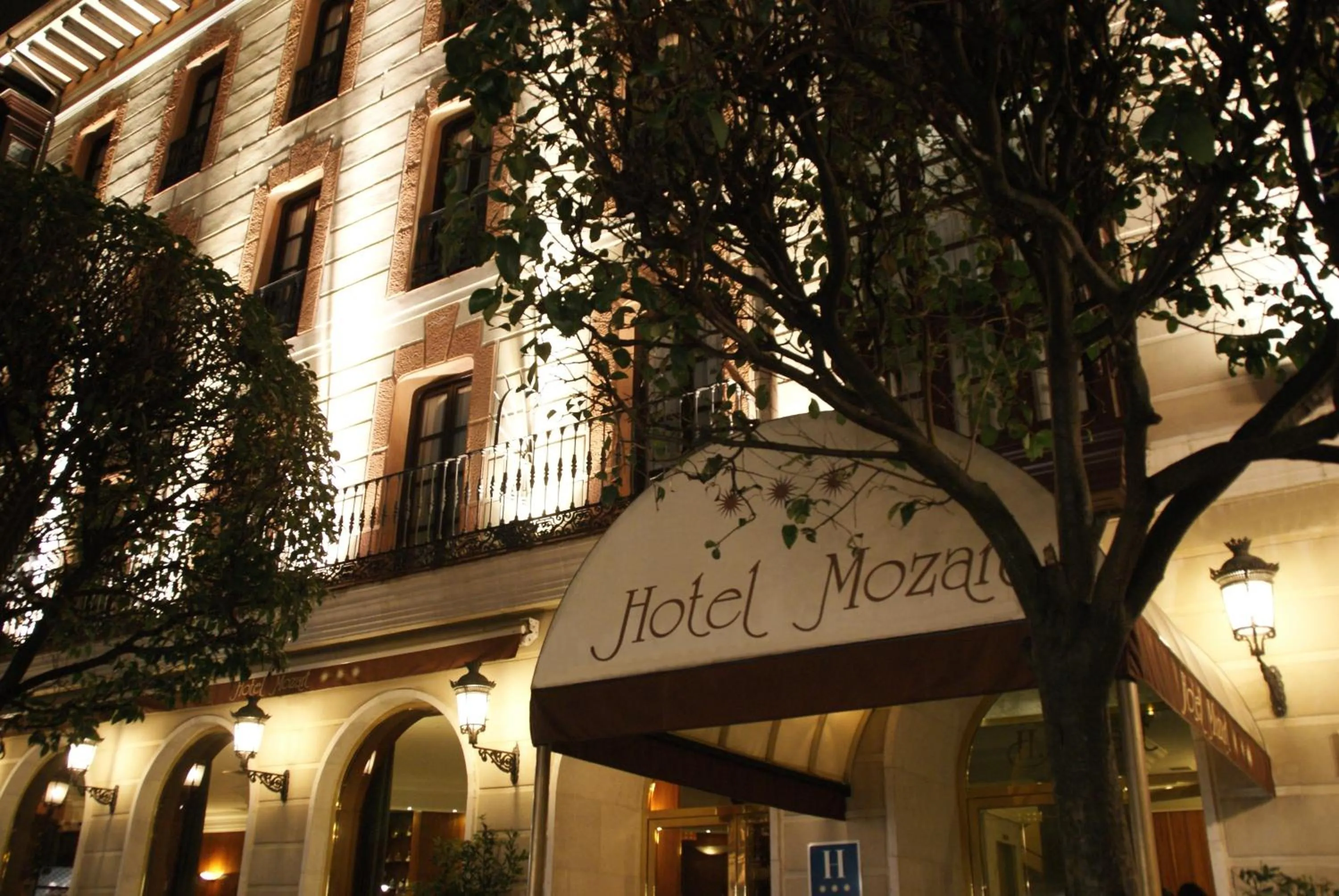 Facade/entrance in Hotel Mozart