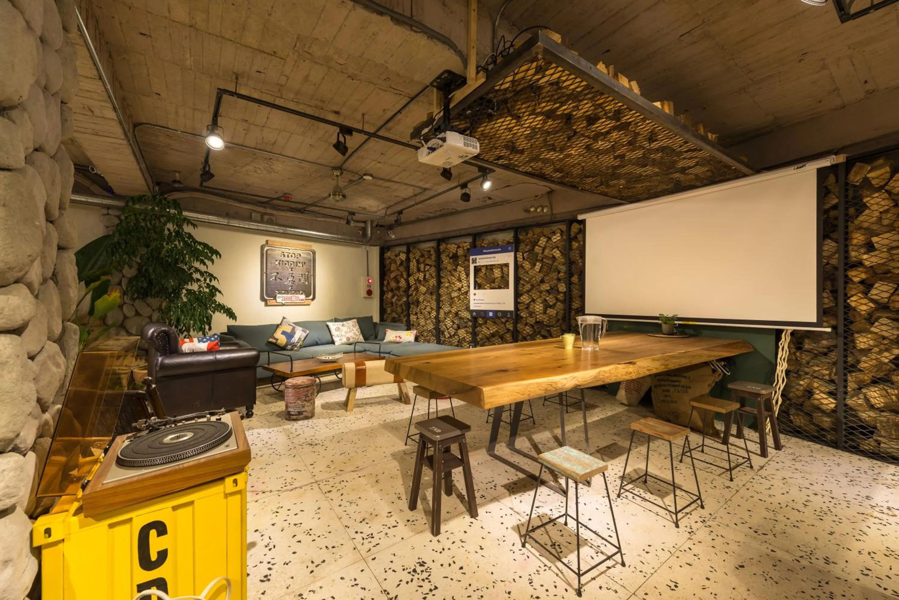 Communal lounge/ TV room in Beimen WOW Poshtel