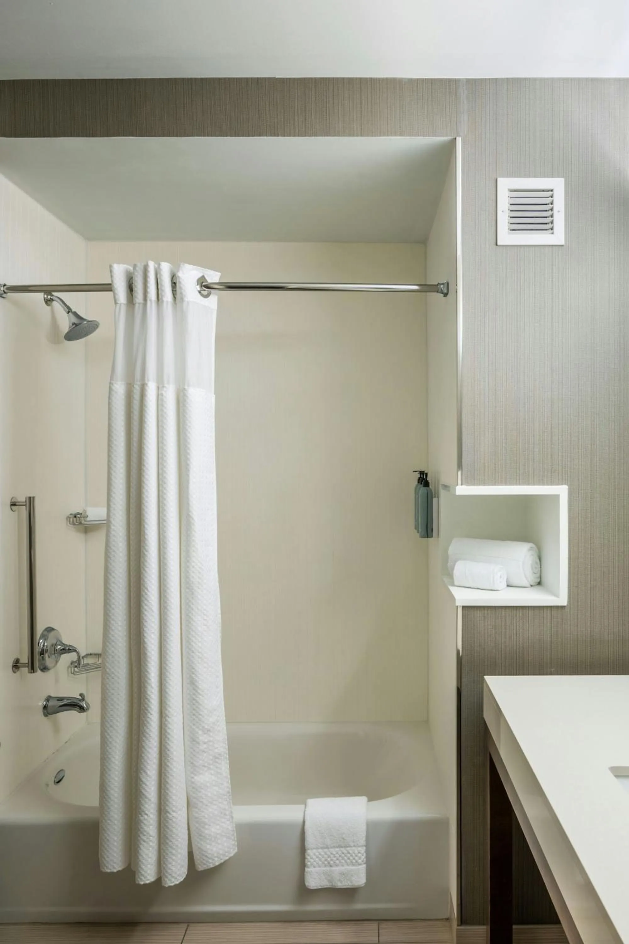 Bathroom in Courtyard by Marriott Columbus OSU