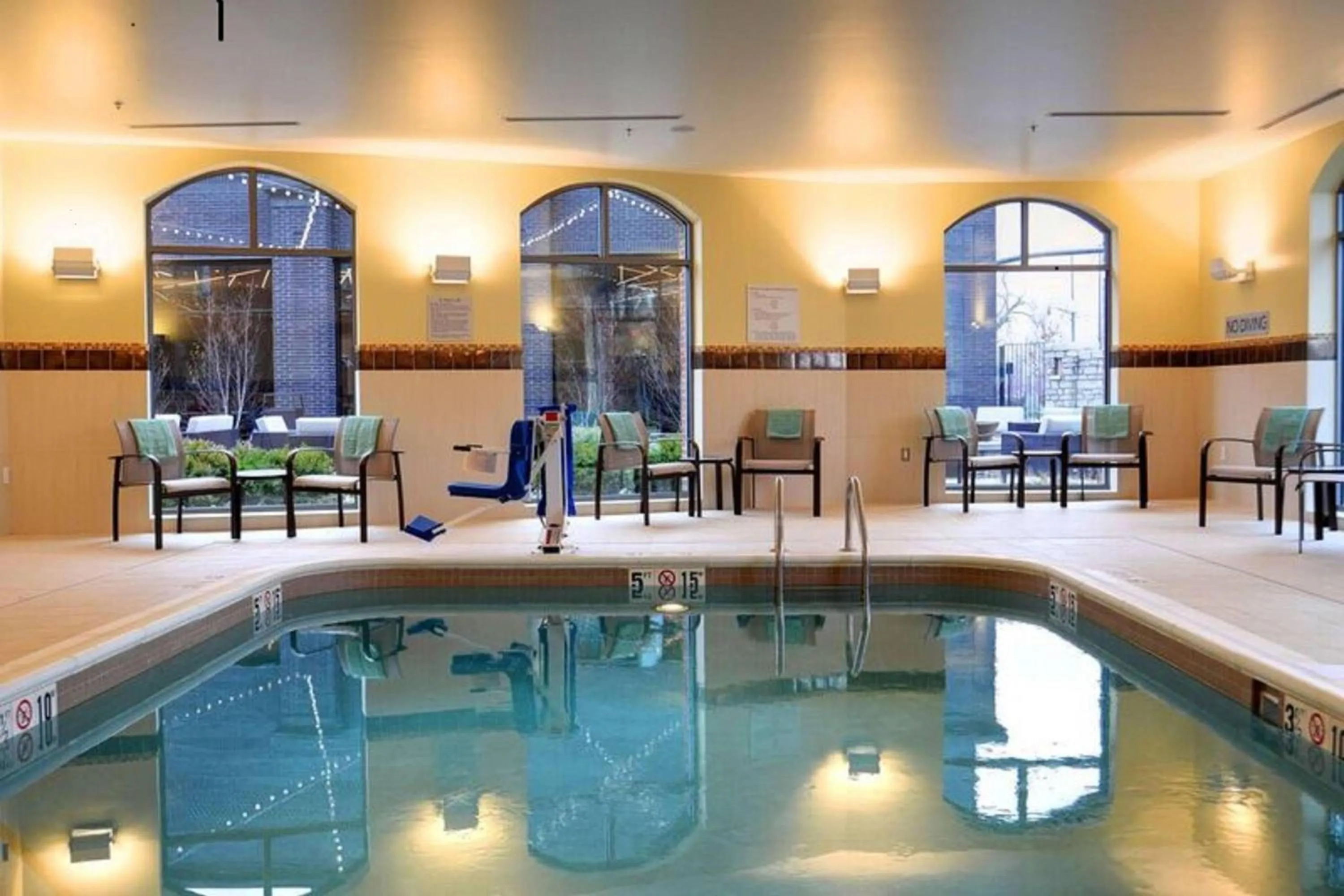 Swimming pool in Courtyard by Marriott Columbus OSU