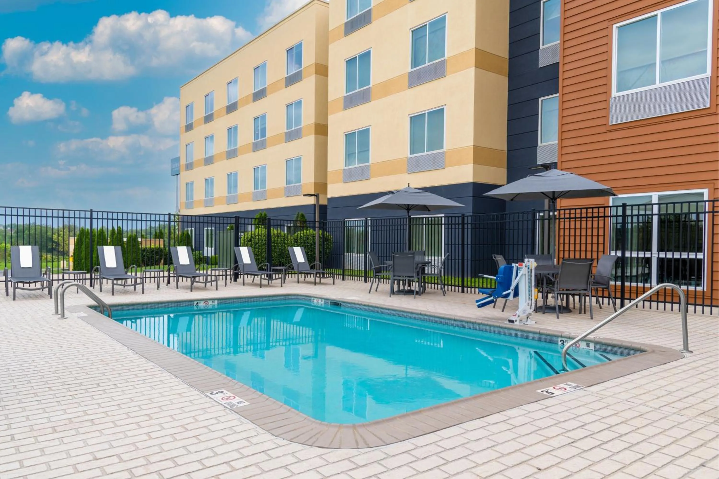 Swimming pool in Fairfield Inn & Suites by Marriott Martinsburg