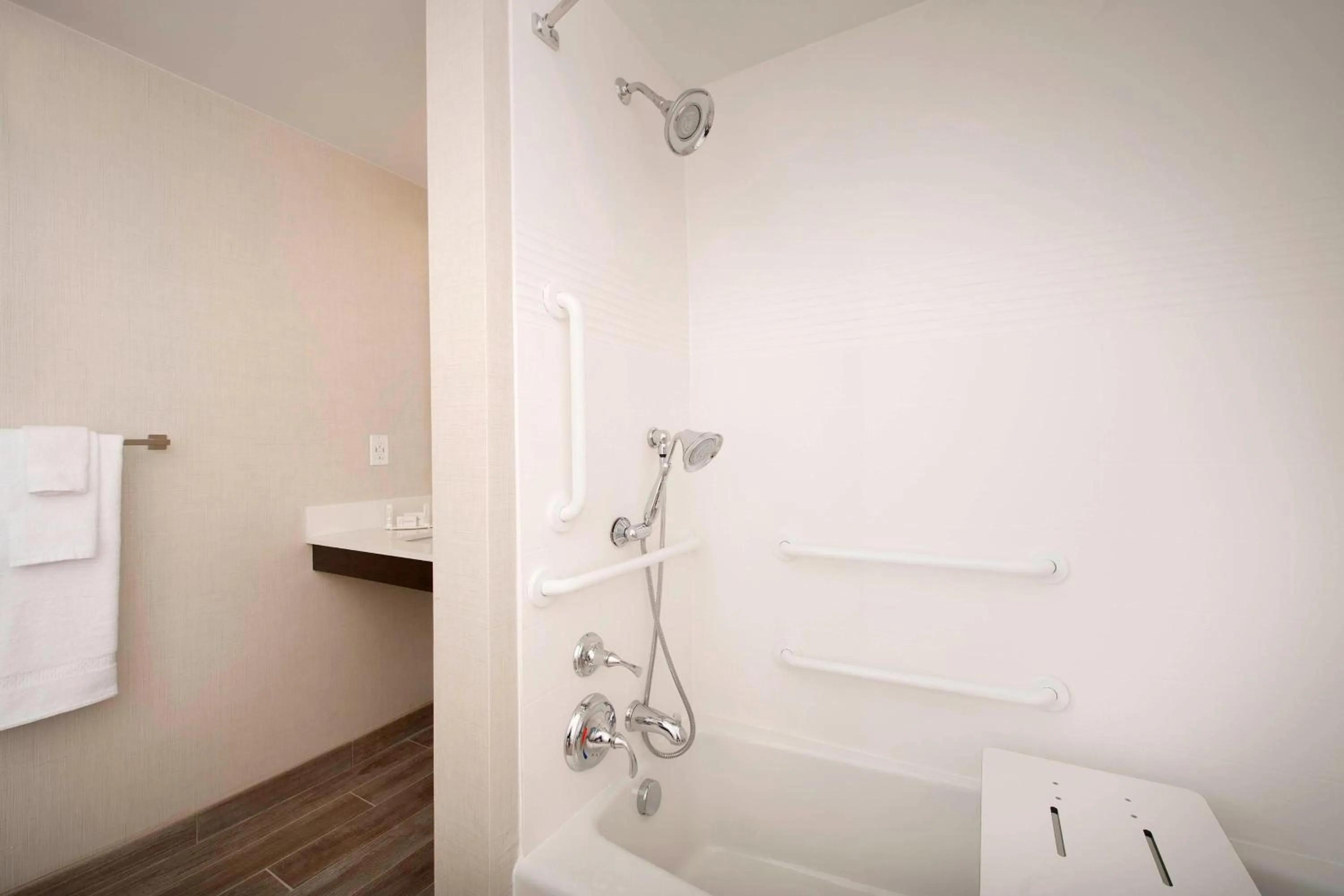 Bathroom in TownePlace Suites by Marriott Alexandria Fort Belvoir