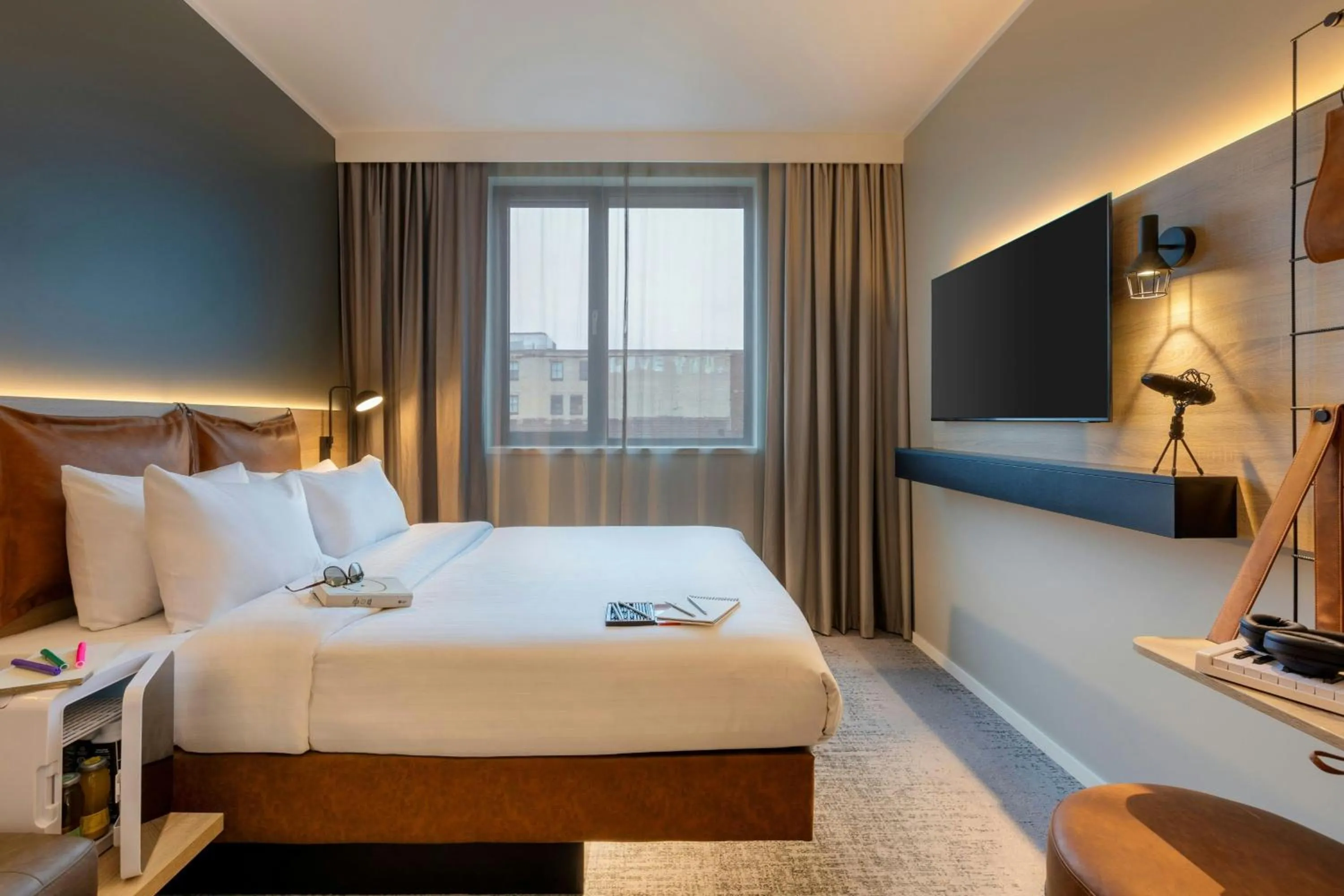 Photo of the whole room, Bed in Moxy Berlin Ostbahnhof