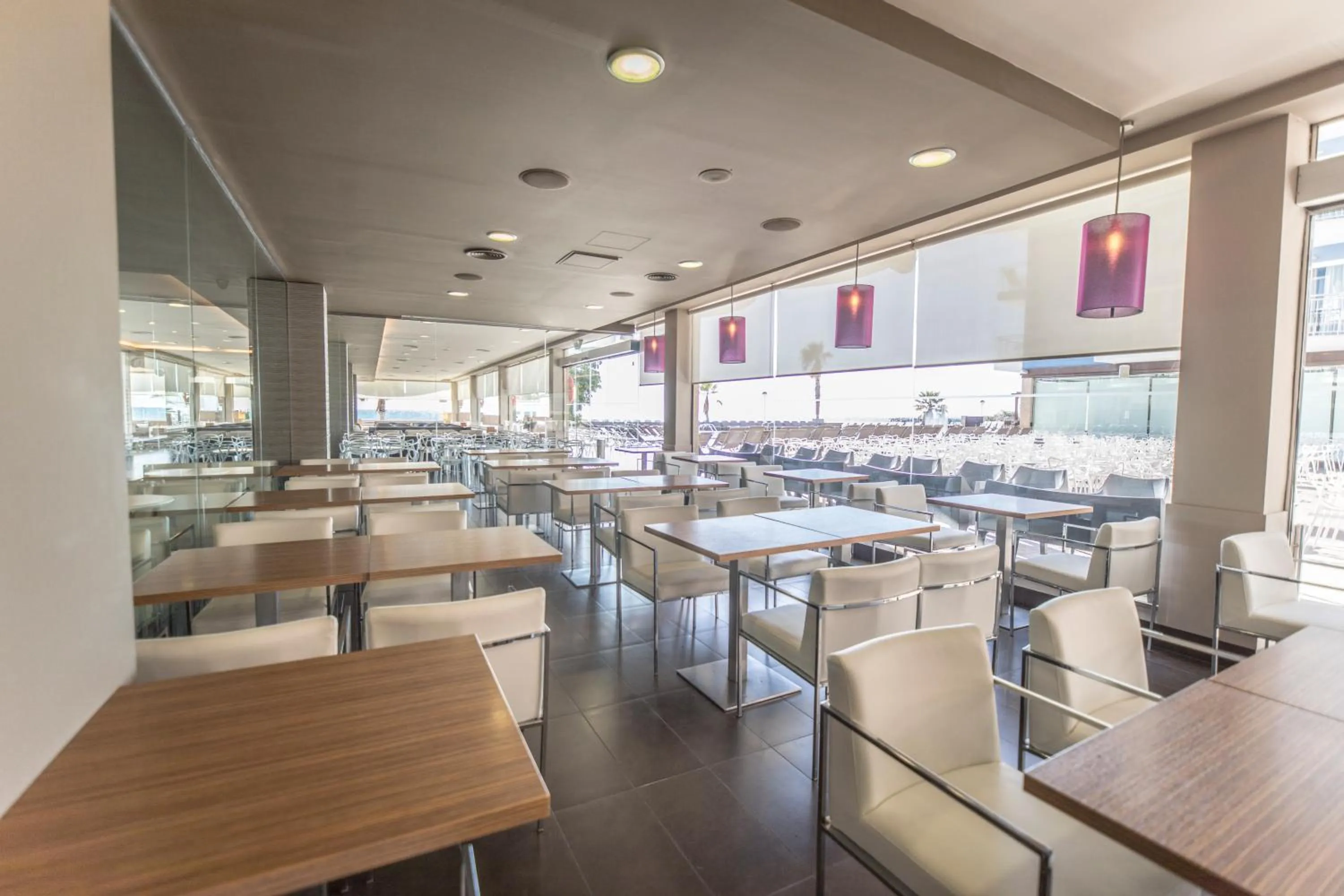 Communal lounge/ TV room in Apartamentos Turísticos Augustus