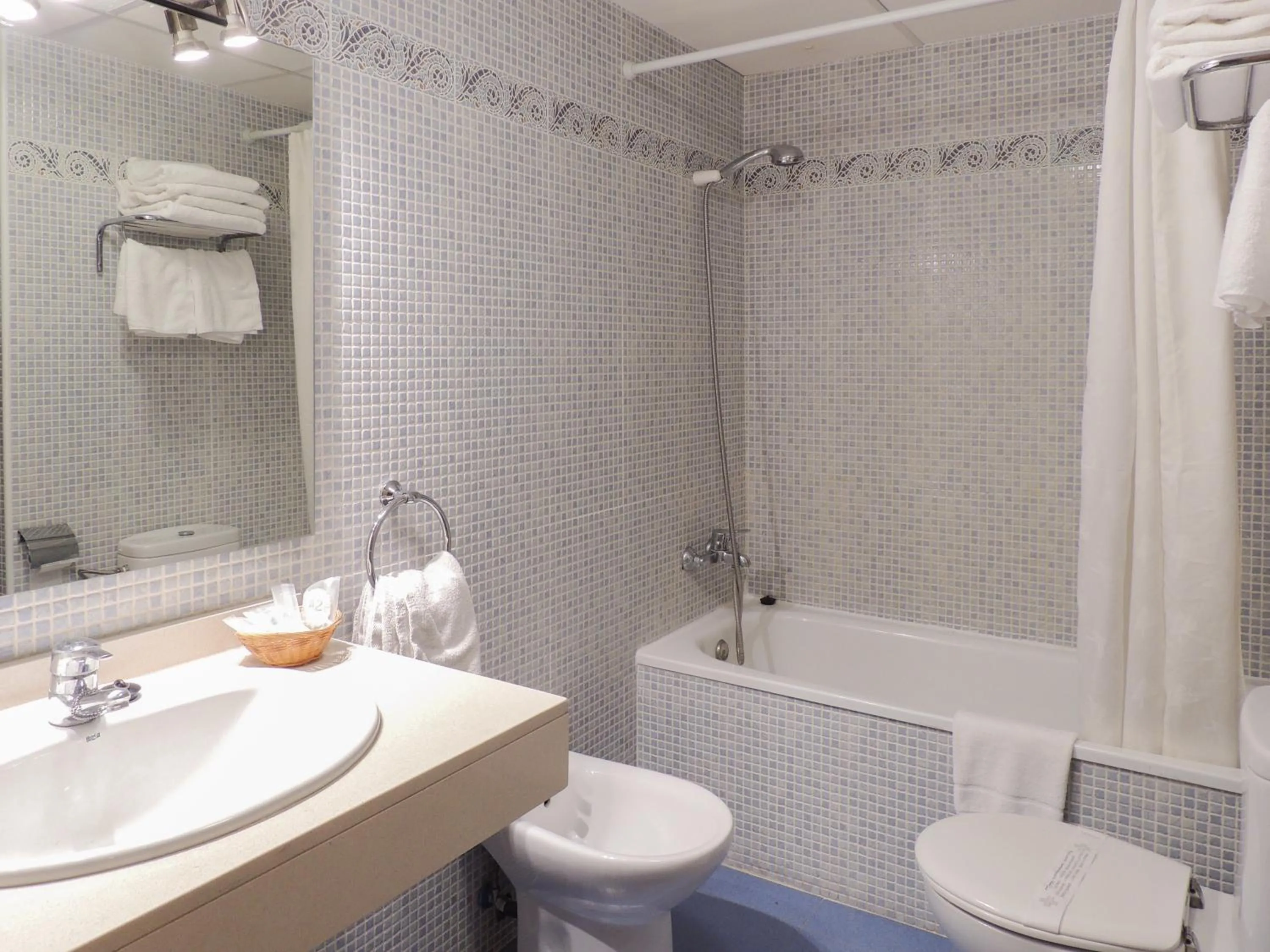 Bathroom in Apartamentos Turísticos Augustus