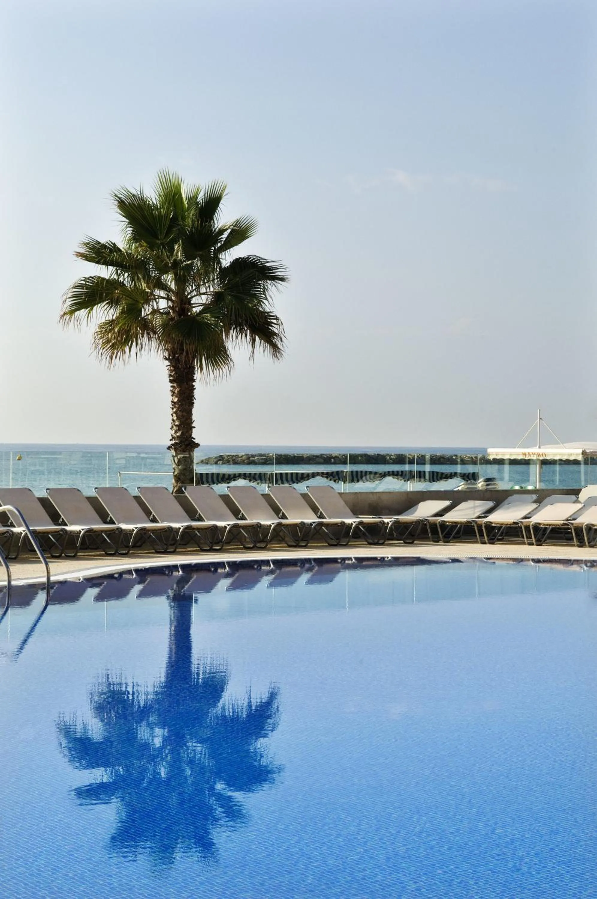 Swimming pool in Apartamentos Turísticos Augustus
