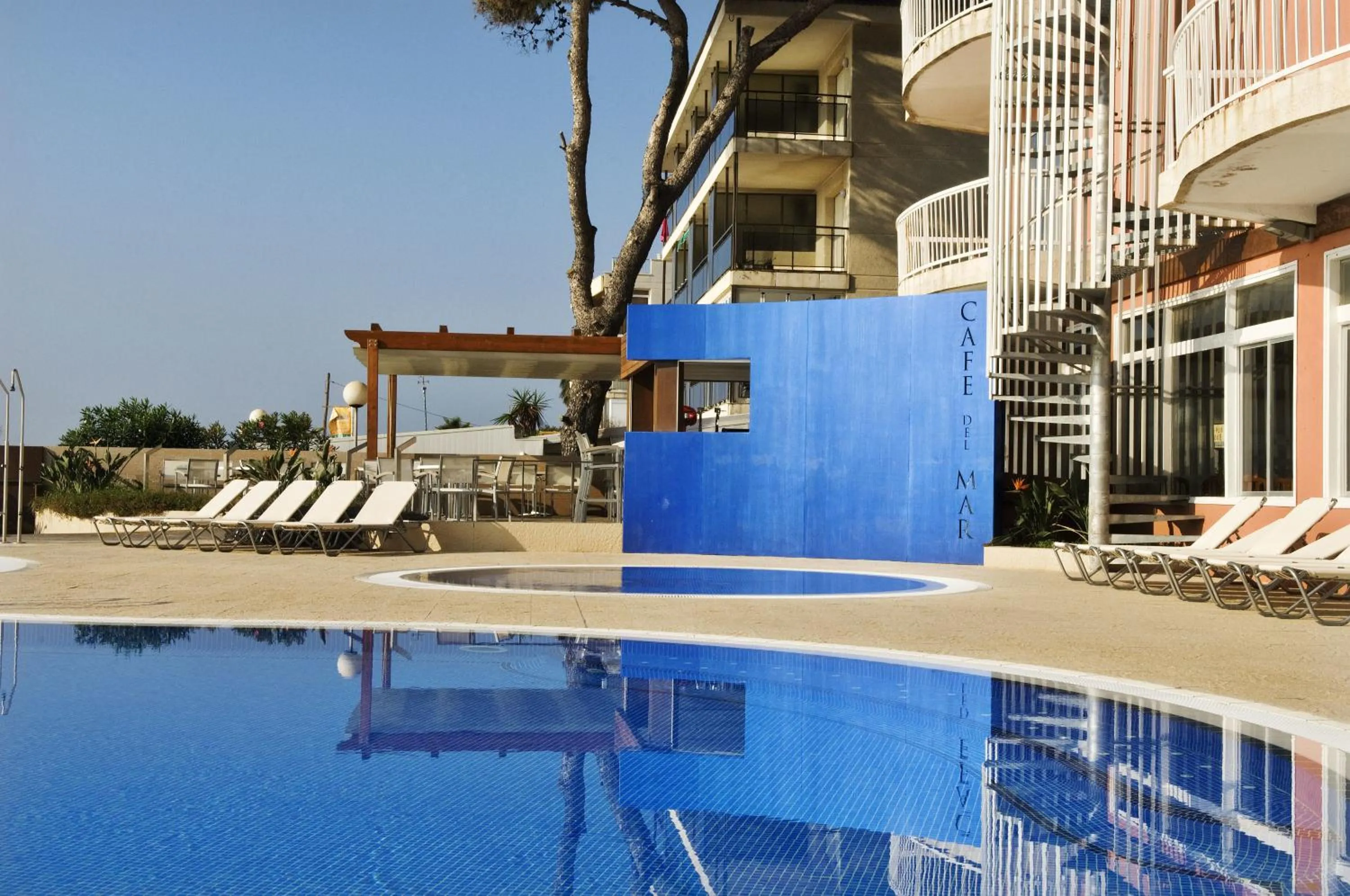 Swimming pool in Apartamentos Turísticos Augustus