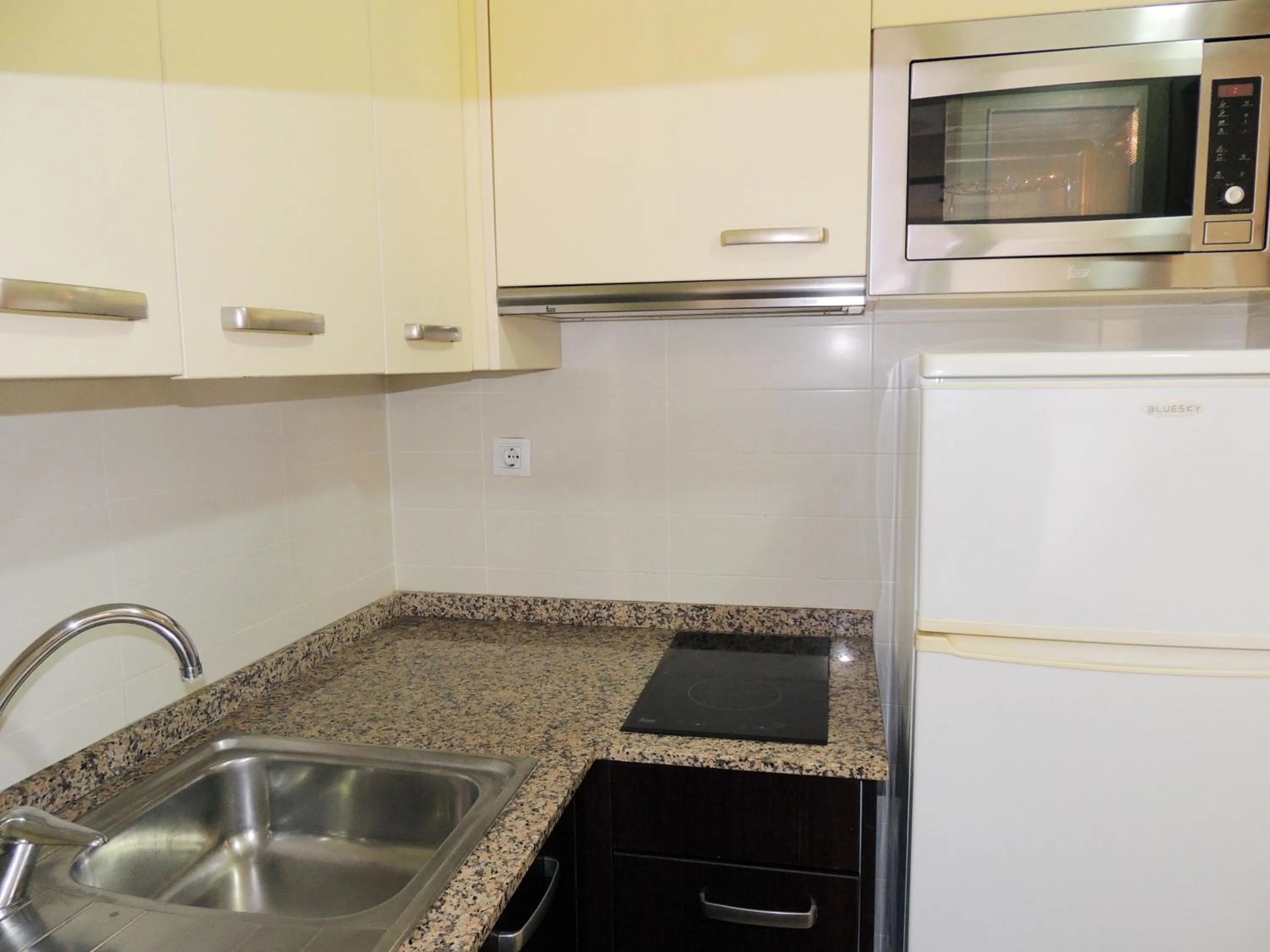 Kitchen or kitchenette in Apartamentos Turísticos Augustus