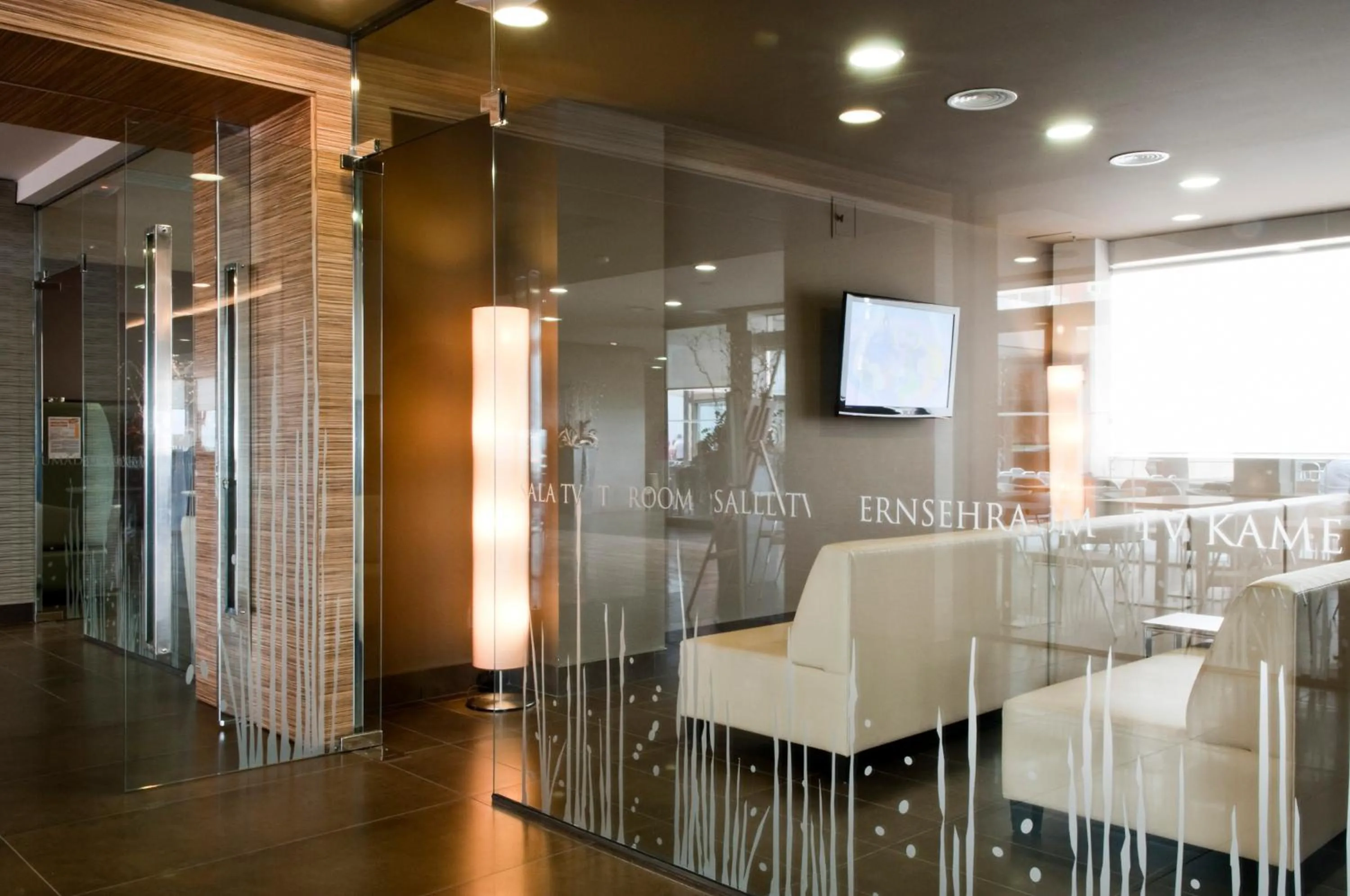 Communal lounge/ TV room in Apartamentos Turísticos Augustus