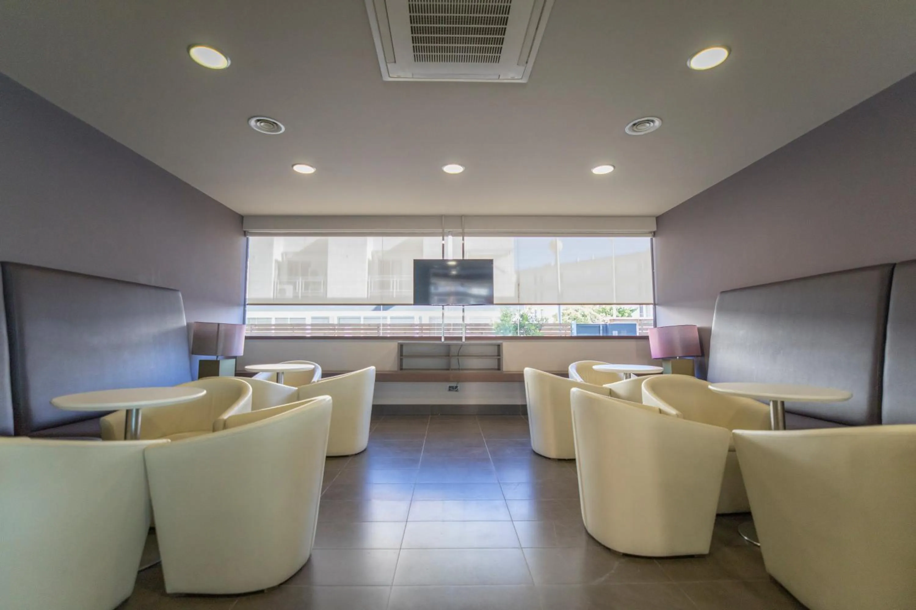 Communal lounge/ TV room in Apartamentos Turísticos Augustus