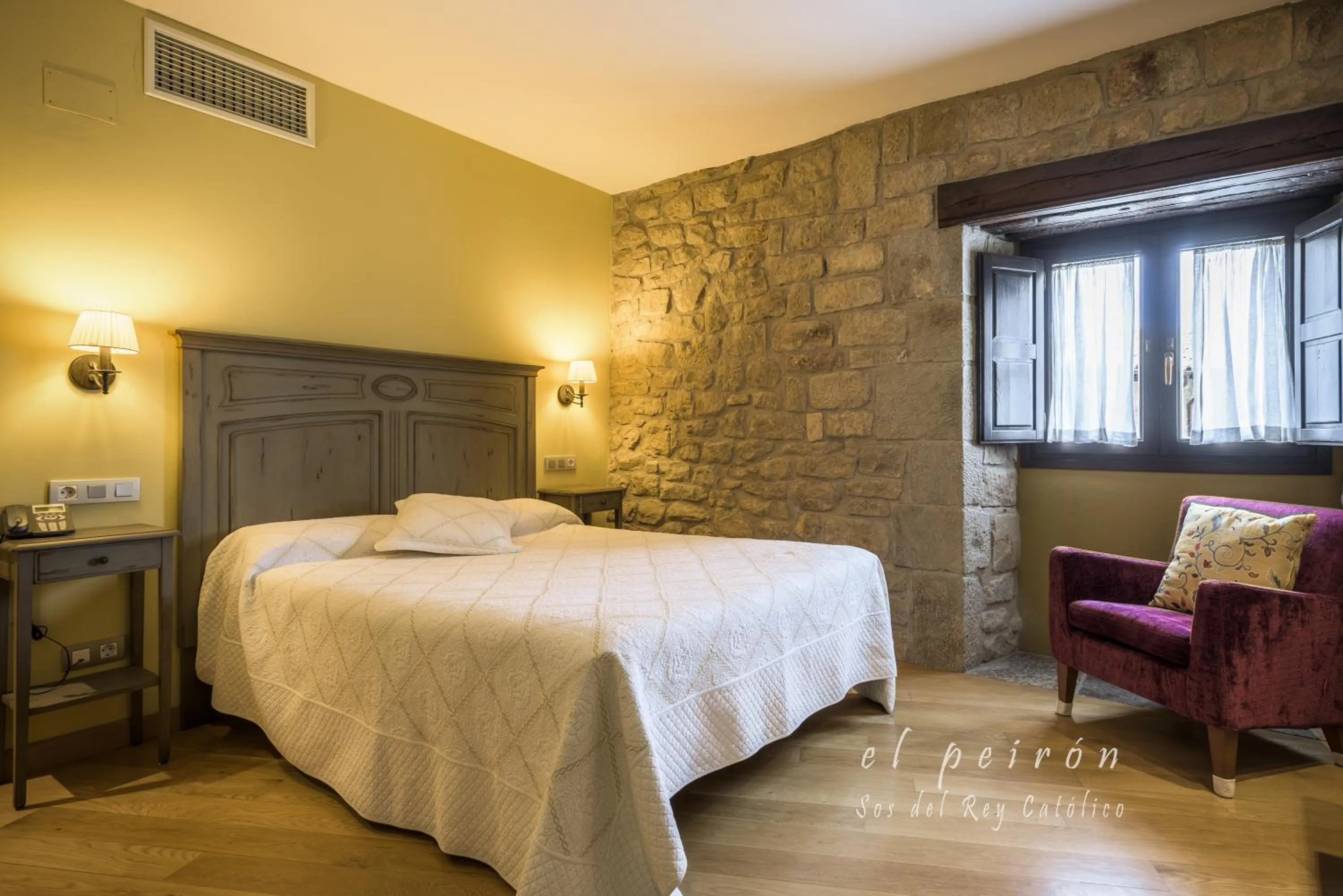 Photo of the whole room, Bed in El Peiron