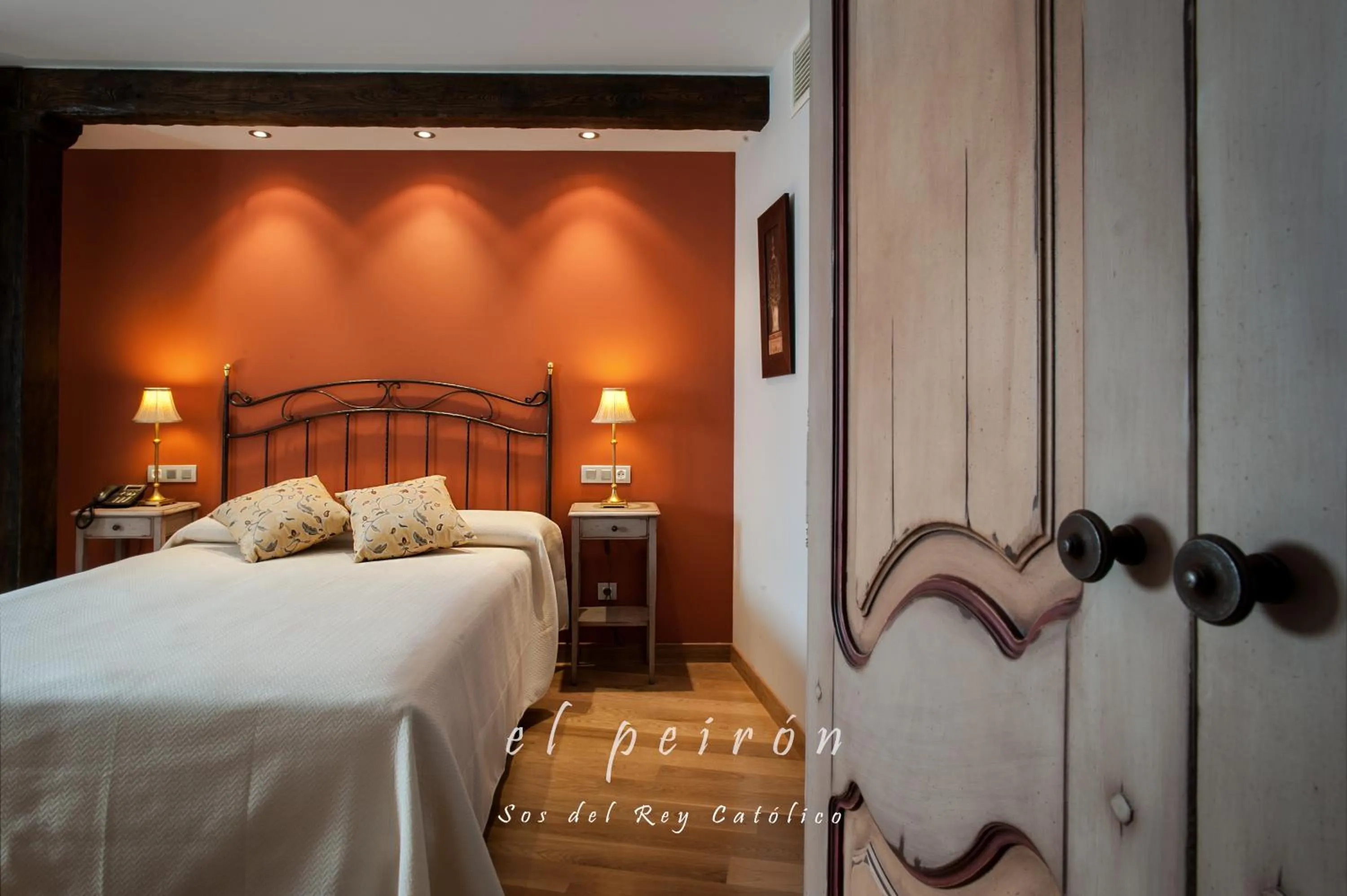 Photo of the whole room, Bed in El Peiron