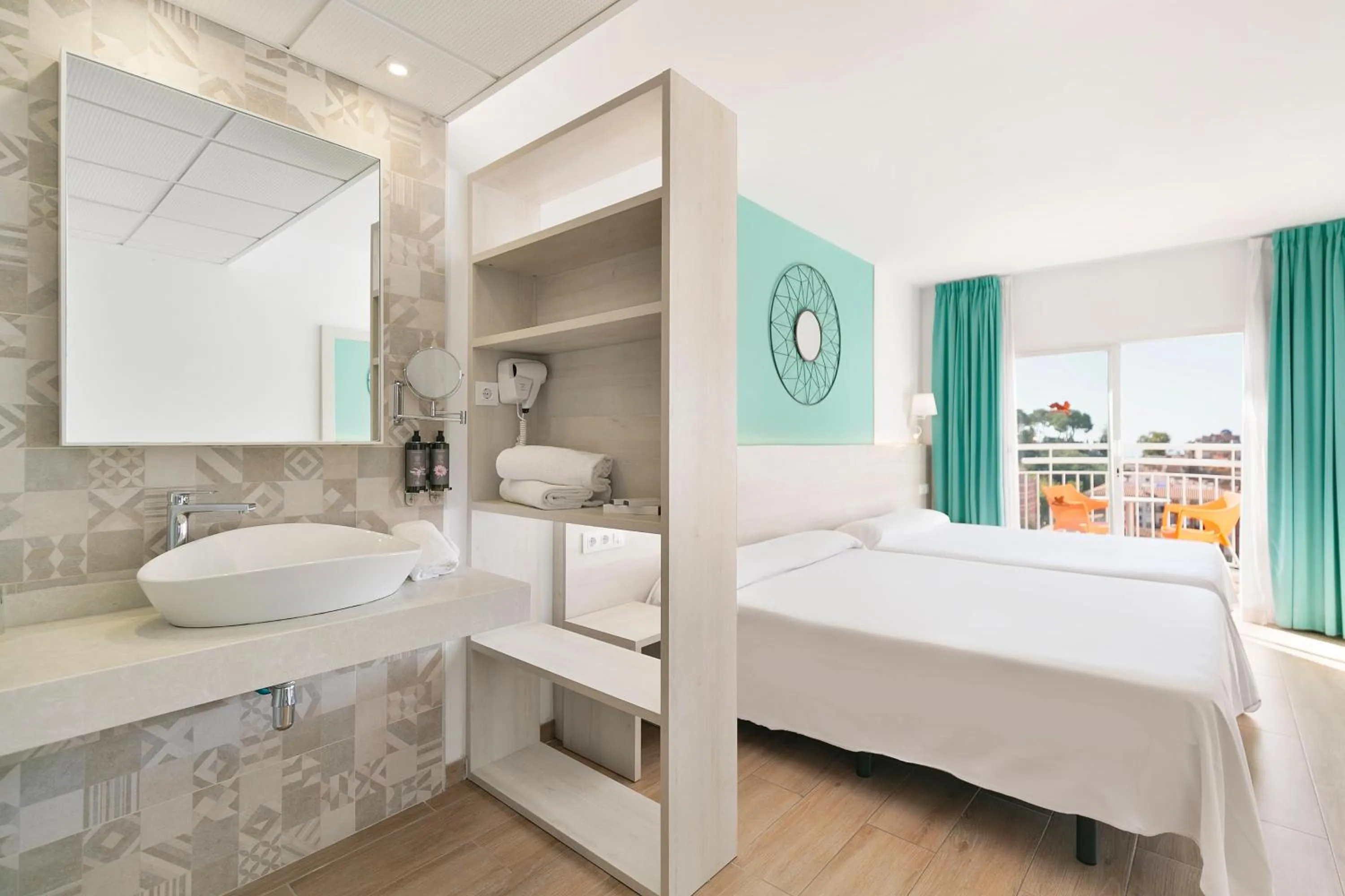 Bathroom, Bed in Hotel Best Lloret Splash