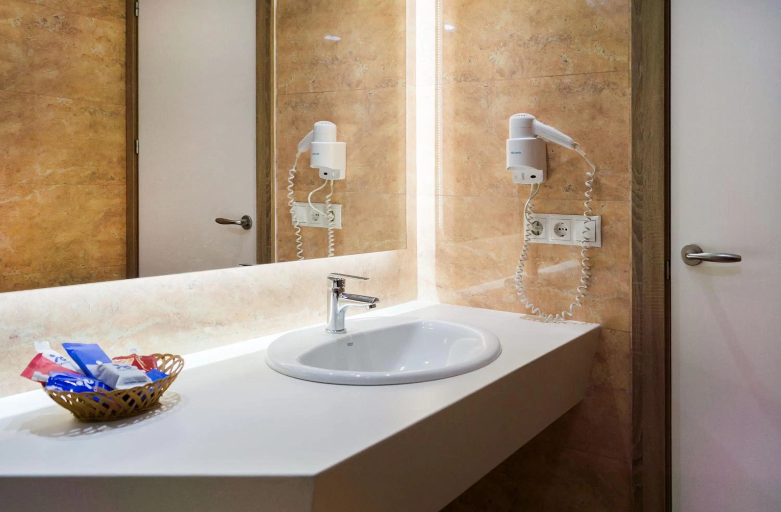 Bathroom in Globales Maioris