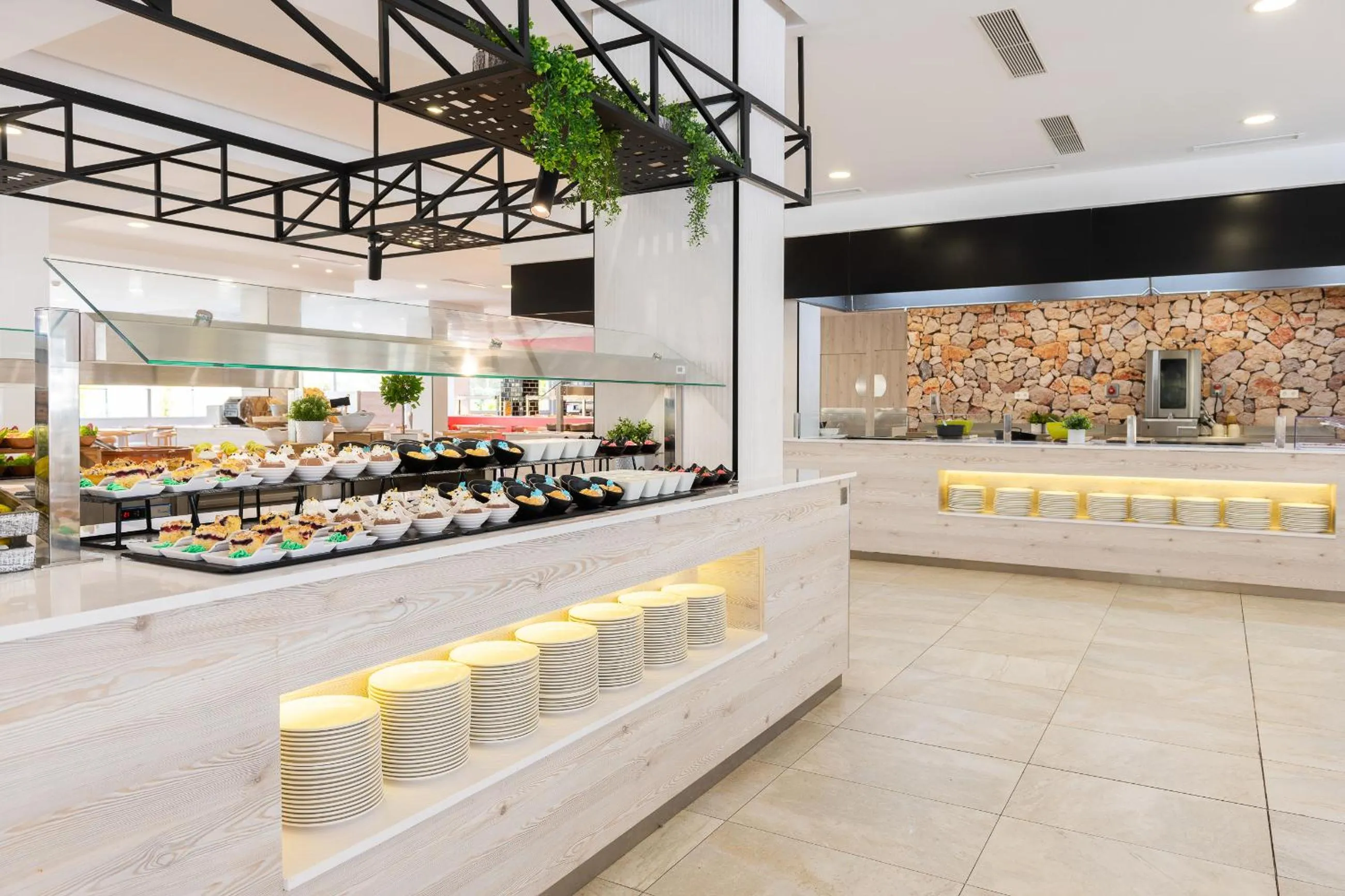 Restaurant/places to eat in Globales Maioris