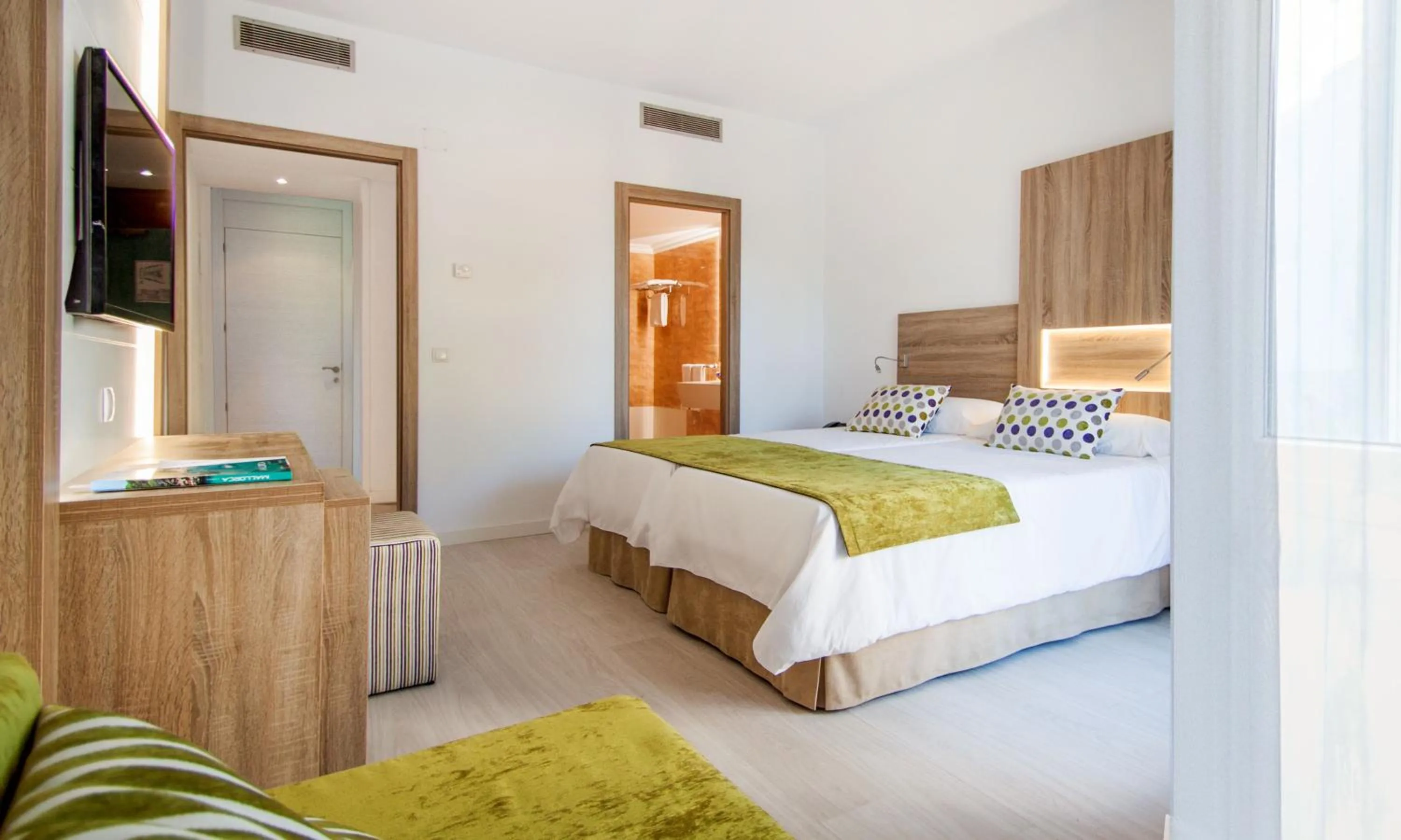 Photo of the whole room, Bed in Globales Maioris