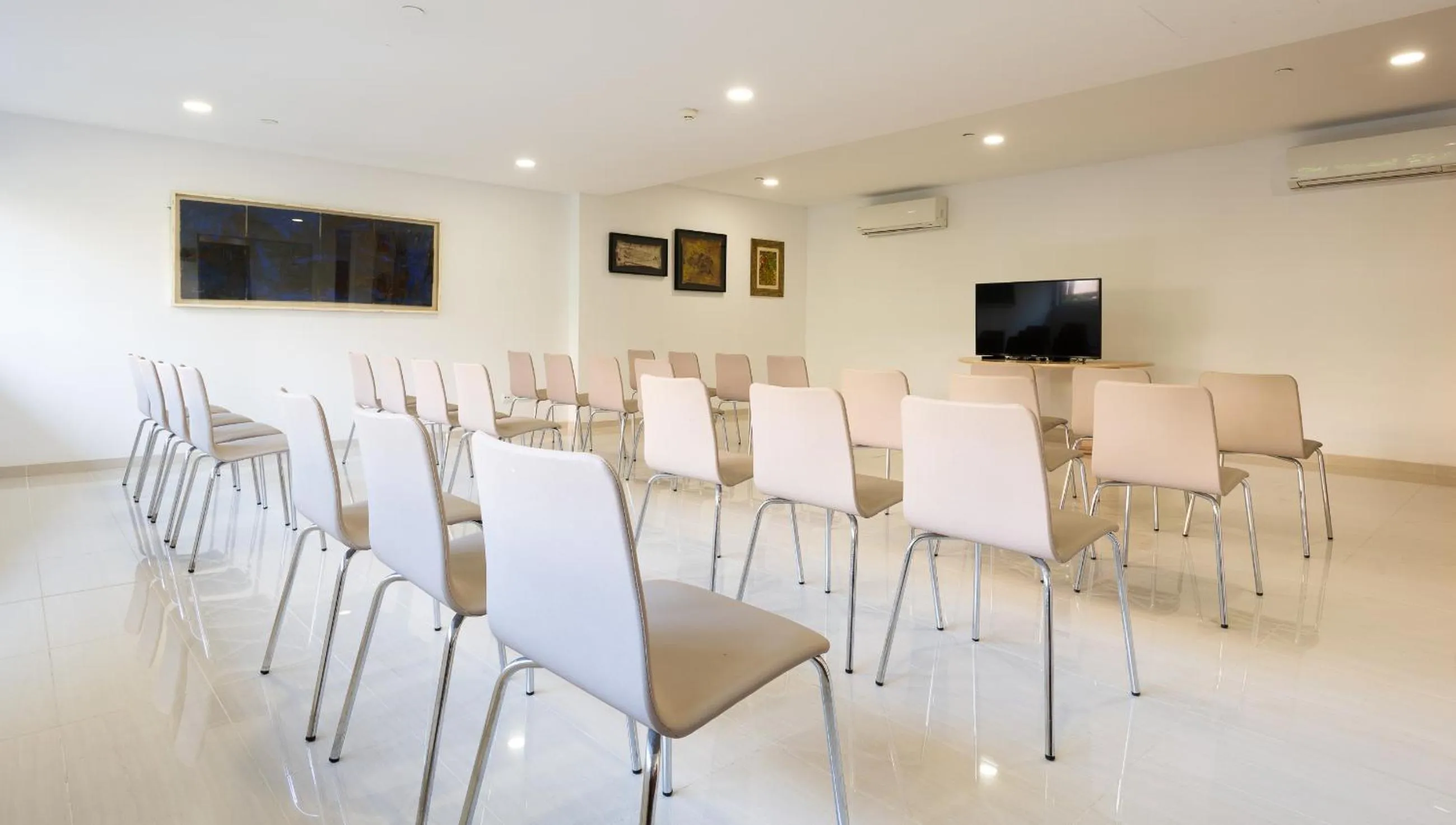 Communal lounge/ TV room in Globales Panamá - Adults Only