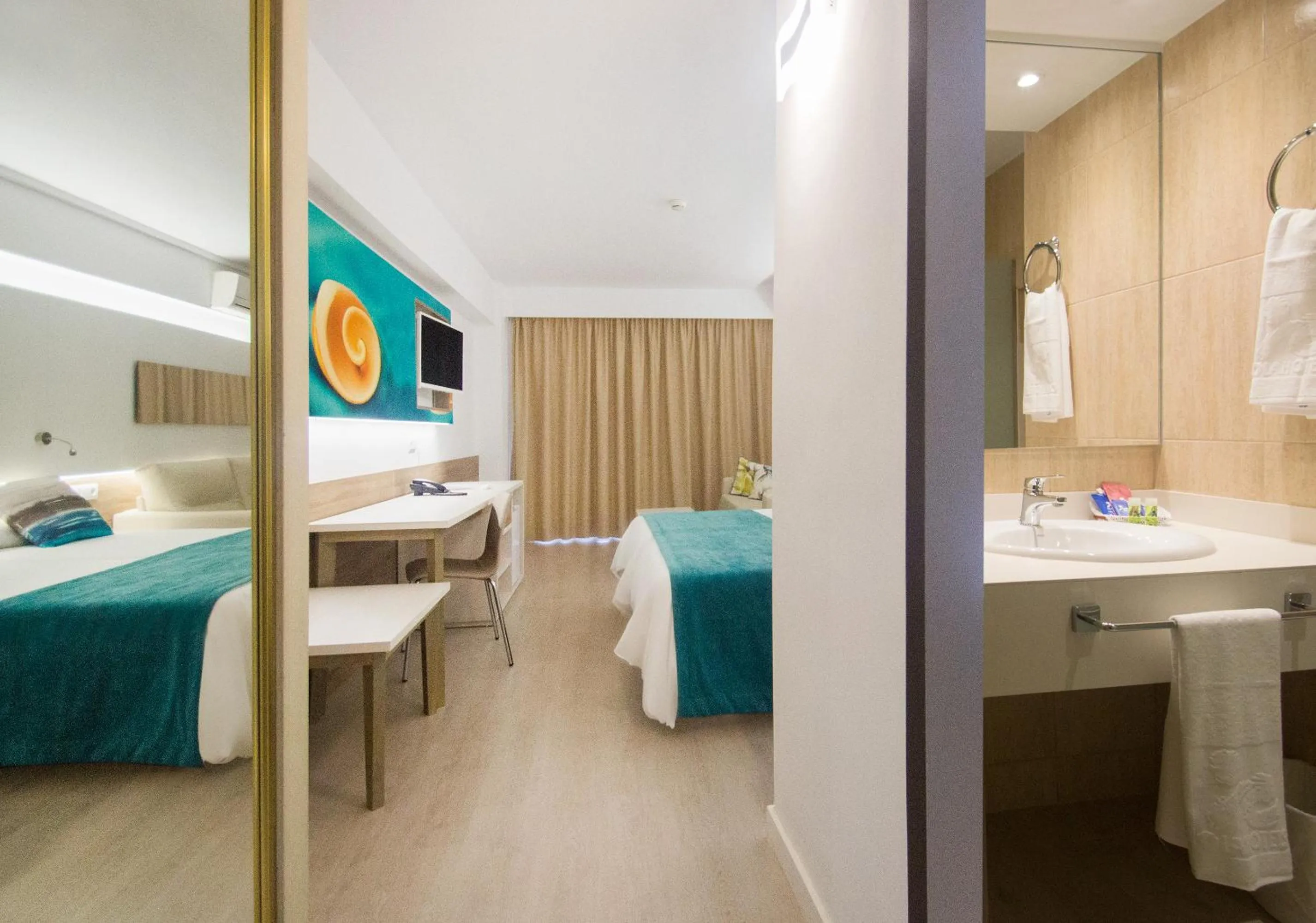 Bathroom, Bed in Globales Panamá - Adults Only