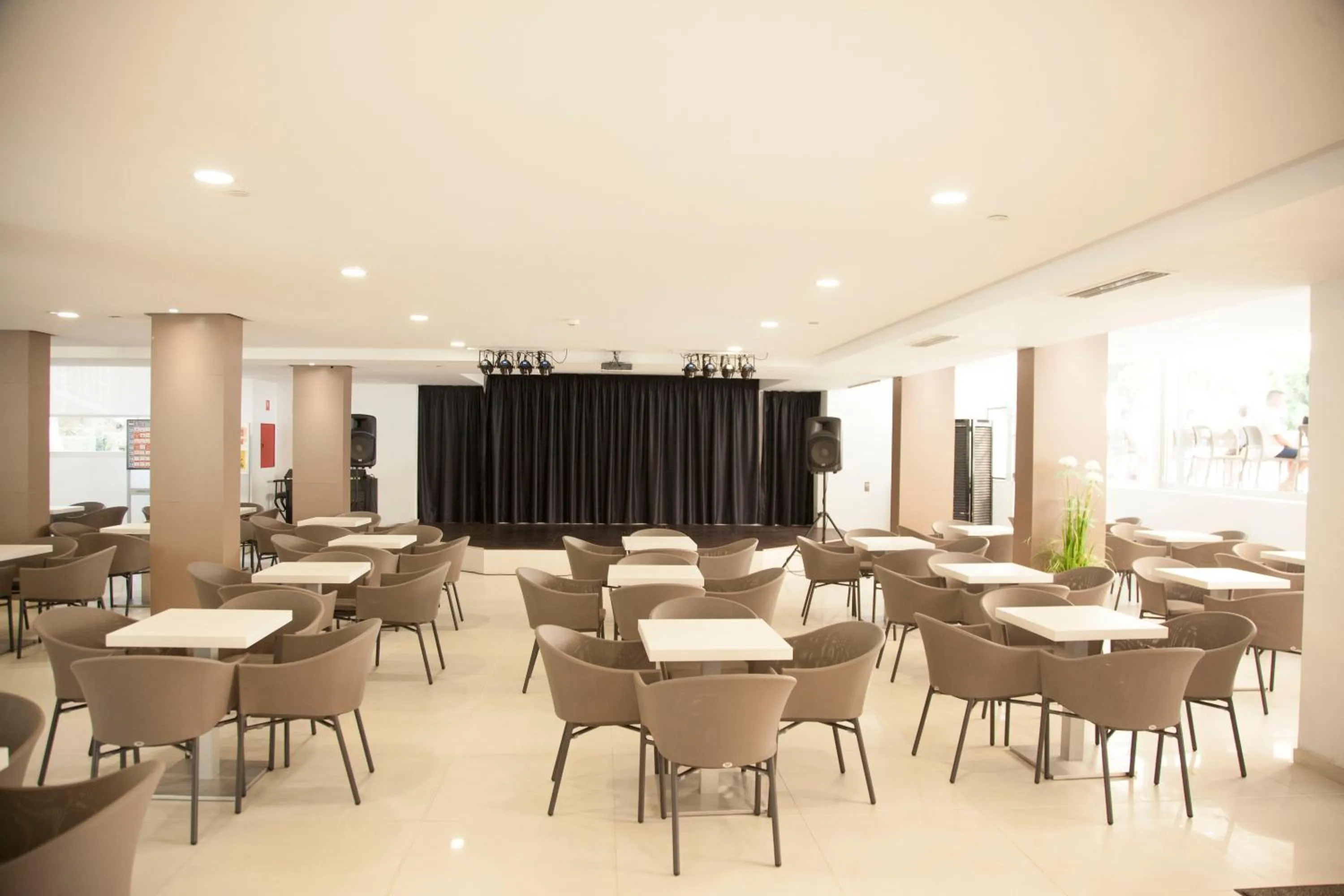 Communal lounge/ TV room in Globales Panamá - Adults Only