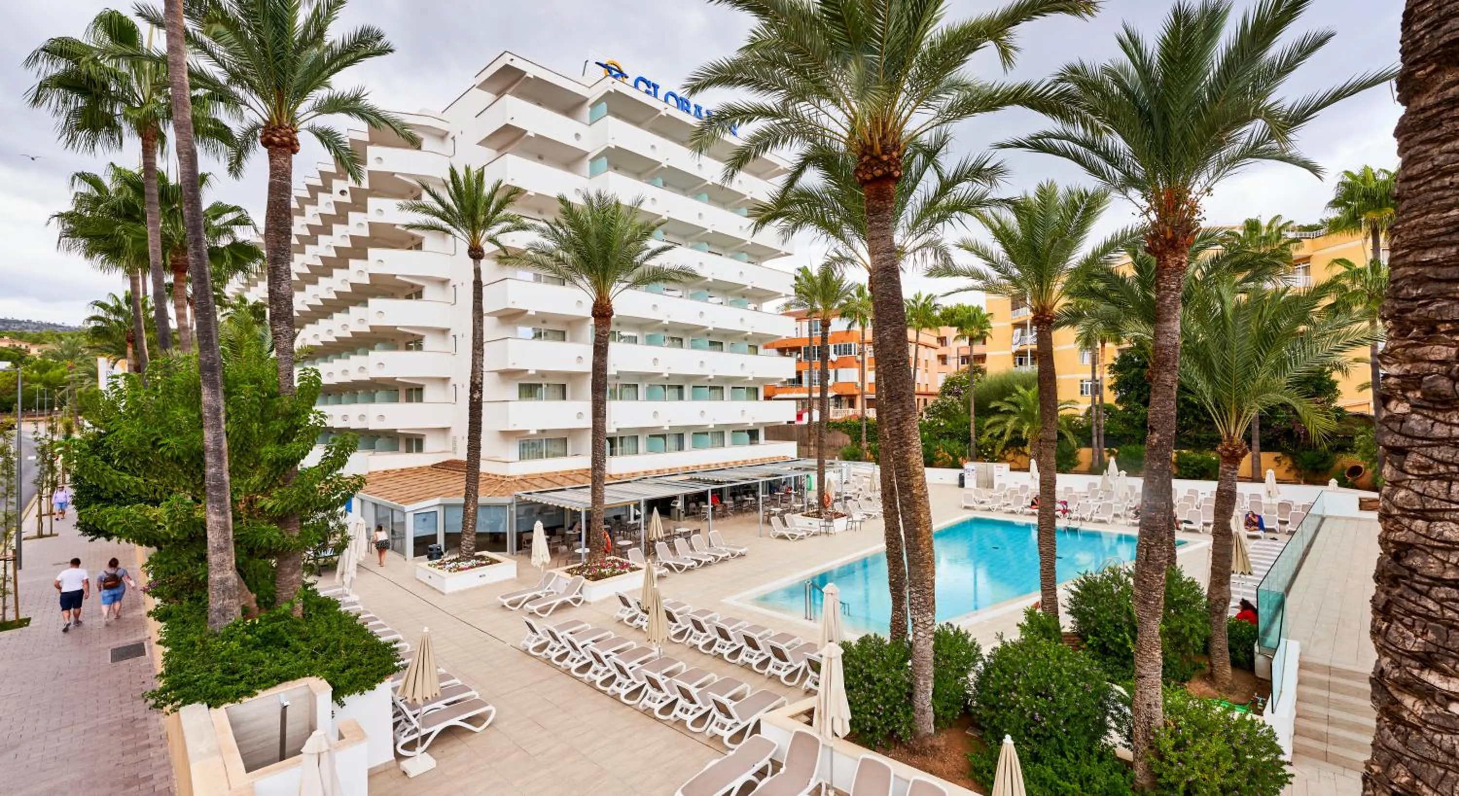 Pool view in Globales Panamá - Adults Only