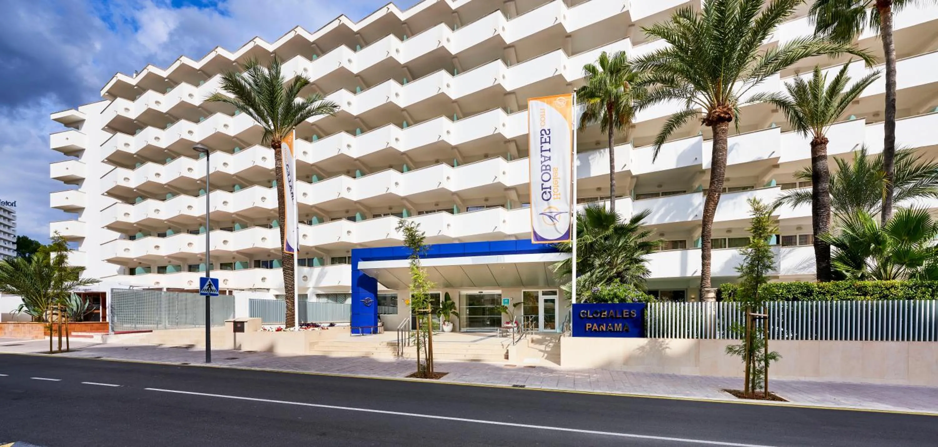 Facade/entrance in Globales Panamá - Adults Only