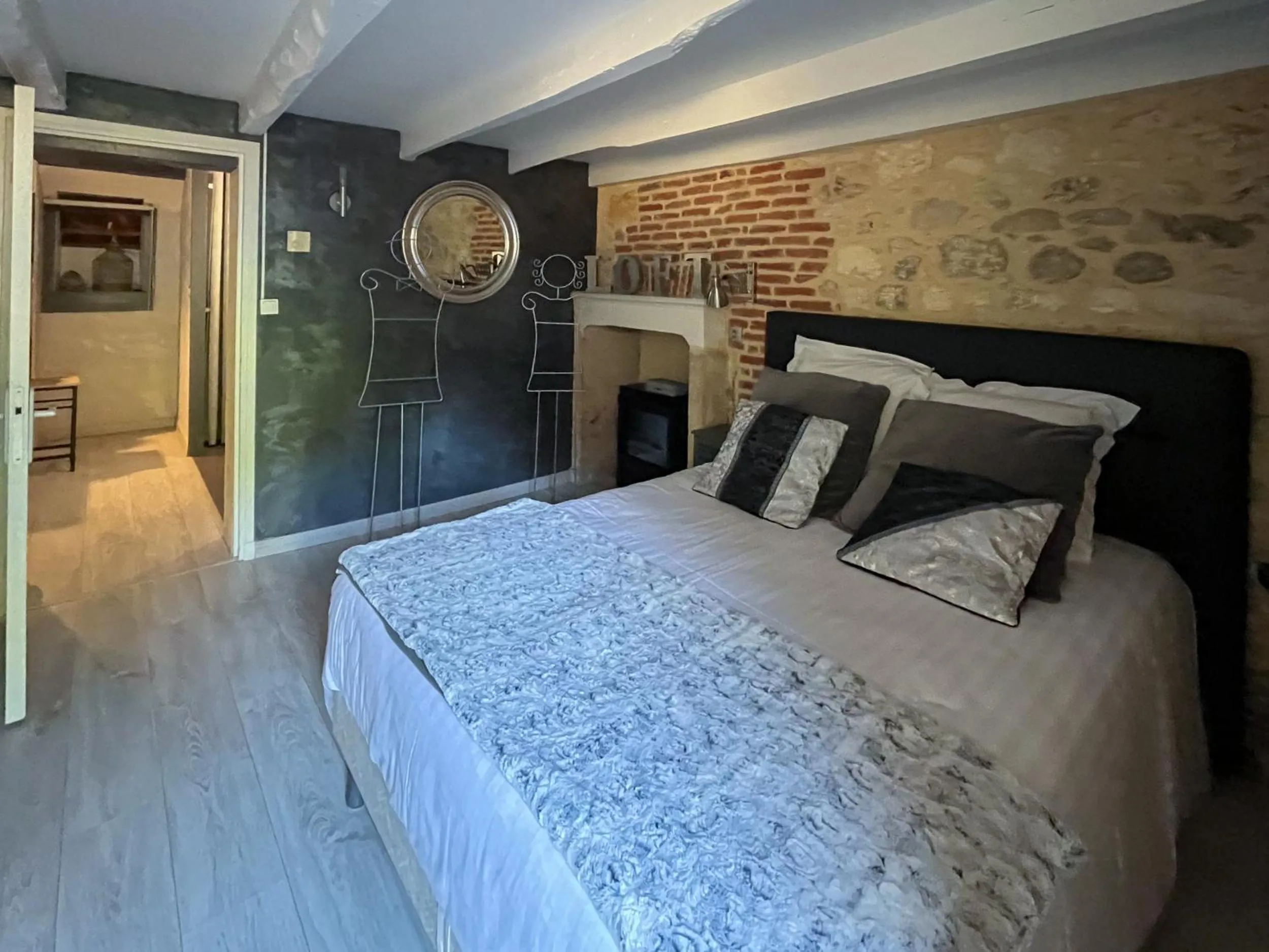 Photo of the whole room, Bed in Le Moulin du Porteil