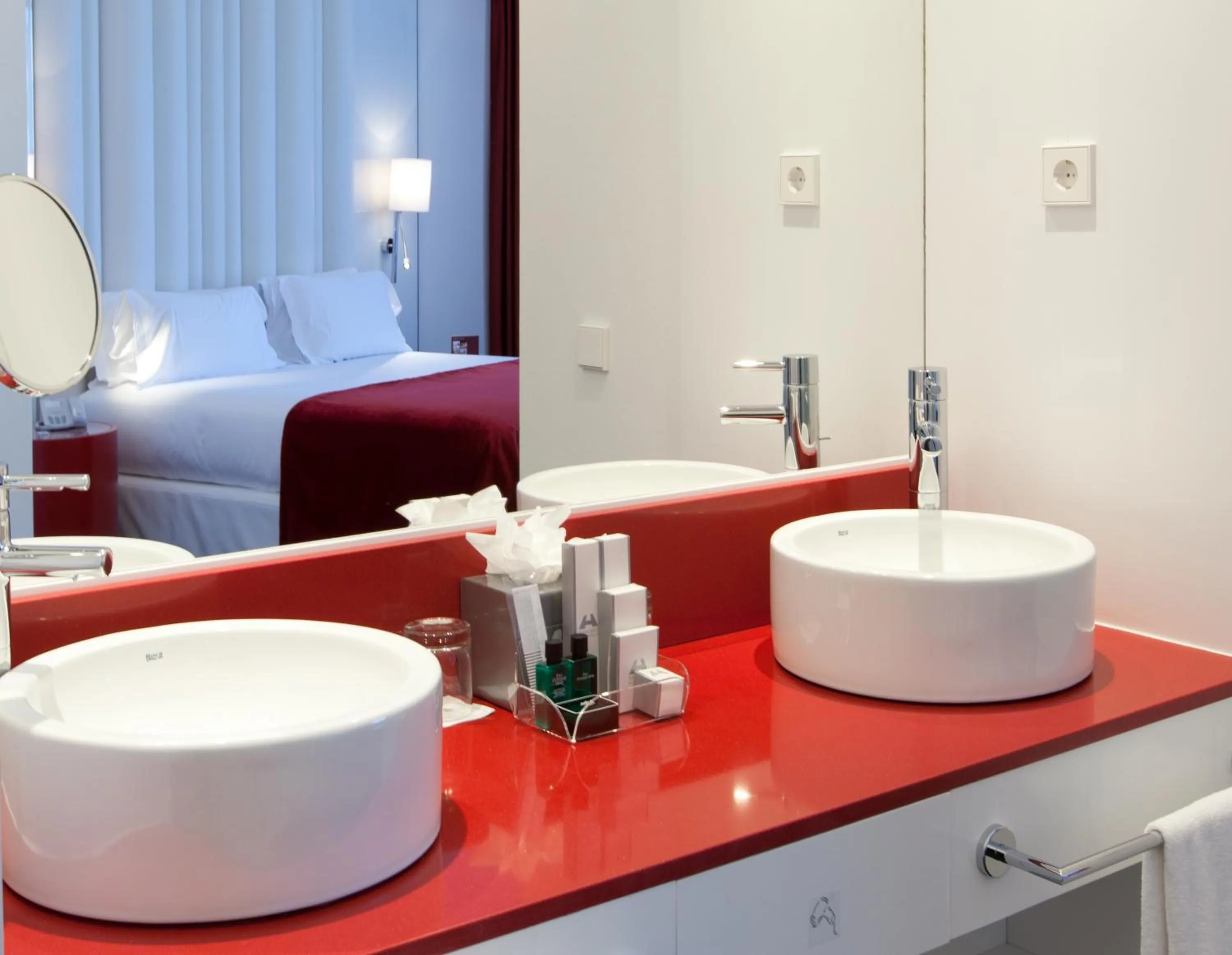 Bathroom, Bed in Hotel Porta Fira 4* Sup