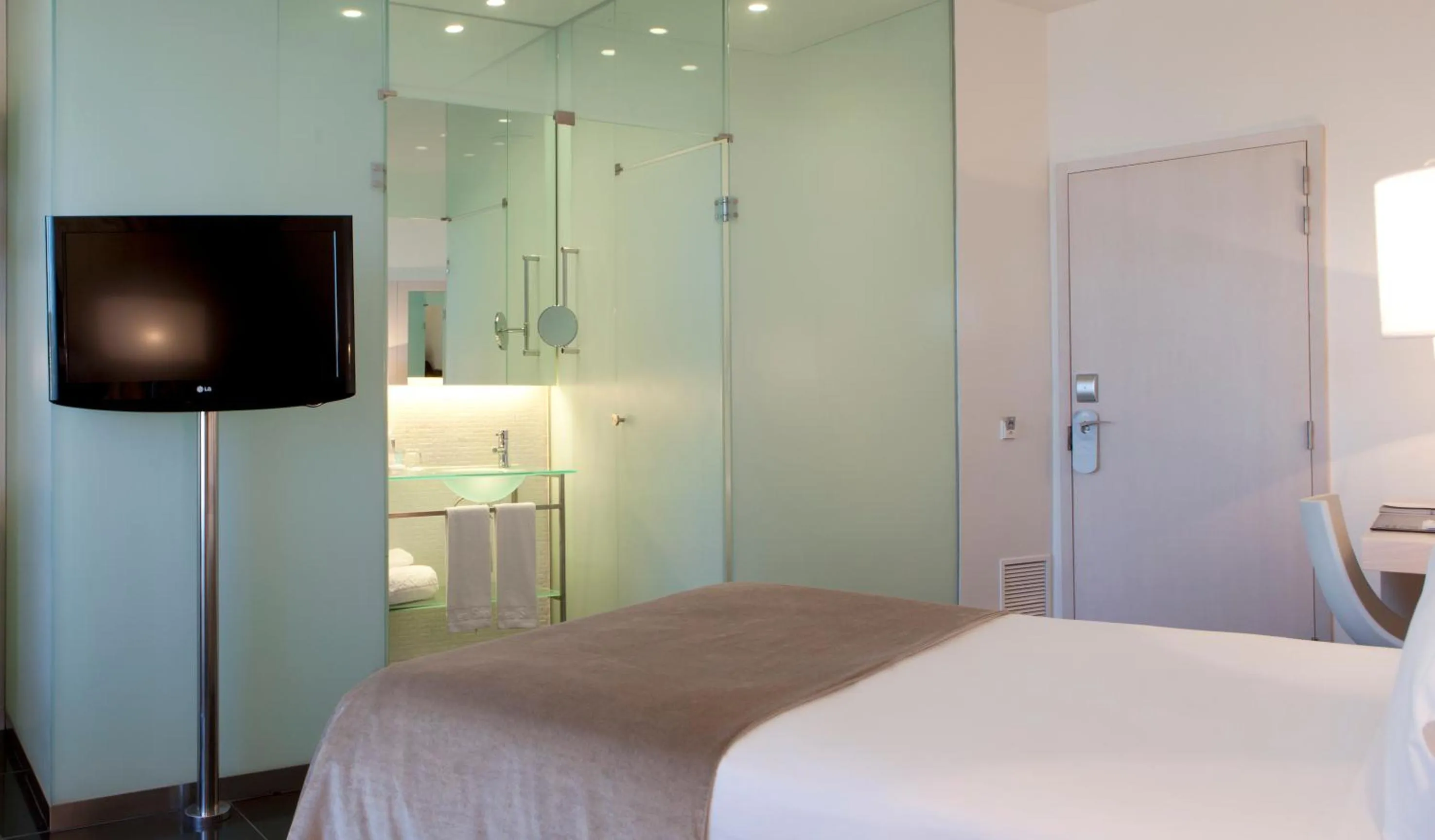Bathroom, Bed in Hotel Porta Fira 4* Sup