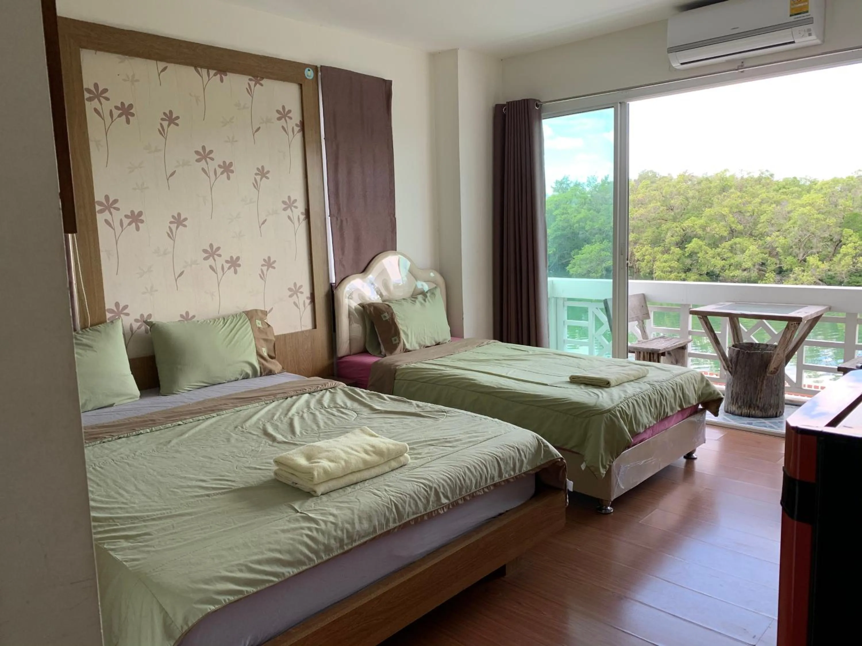 Photo of the whole room, Bed in Banchaitalay Room