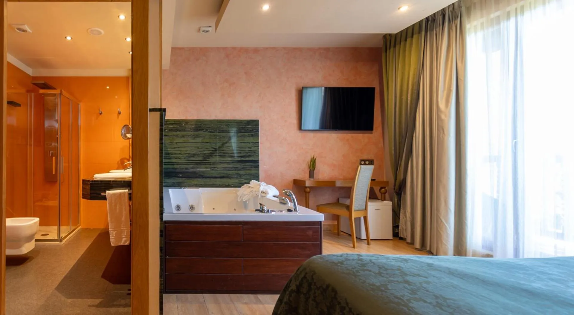 Hot Tub, Bed in Hotel Felisa SPA