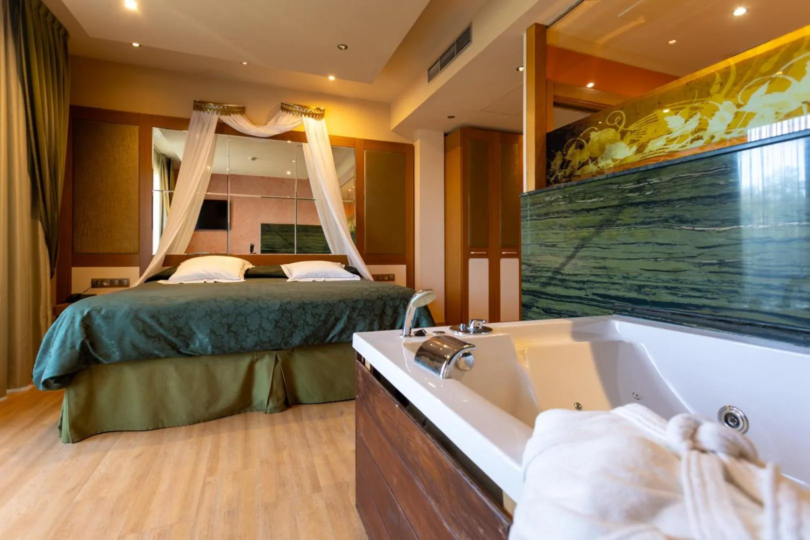 Hot Tub, Bed in Hotel Felisa SPA