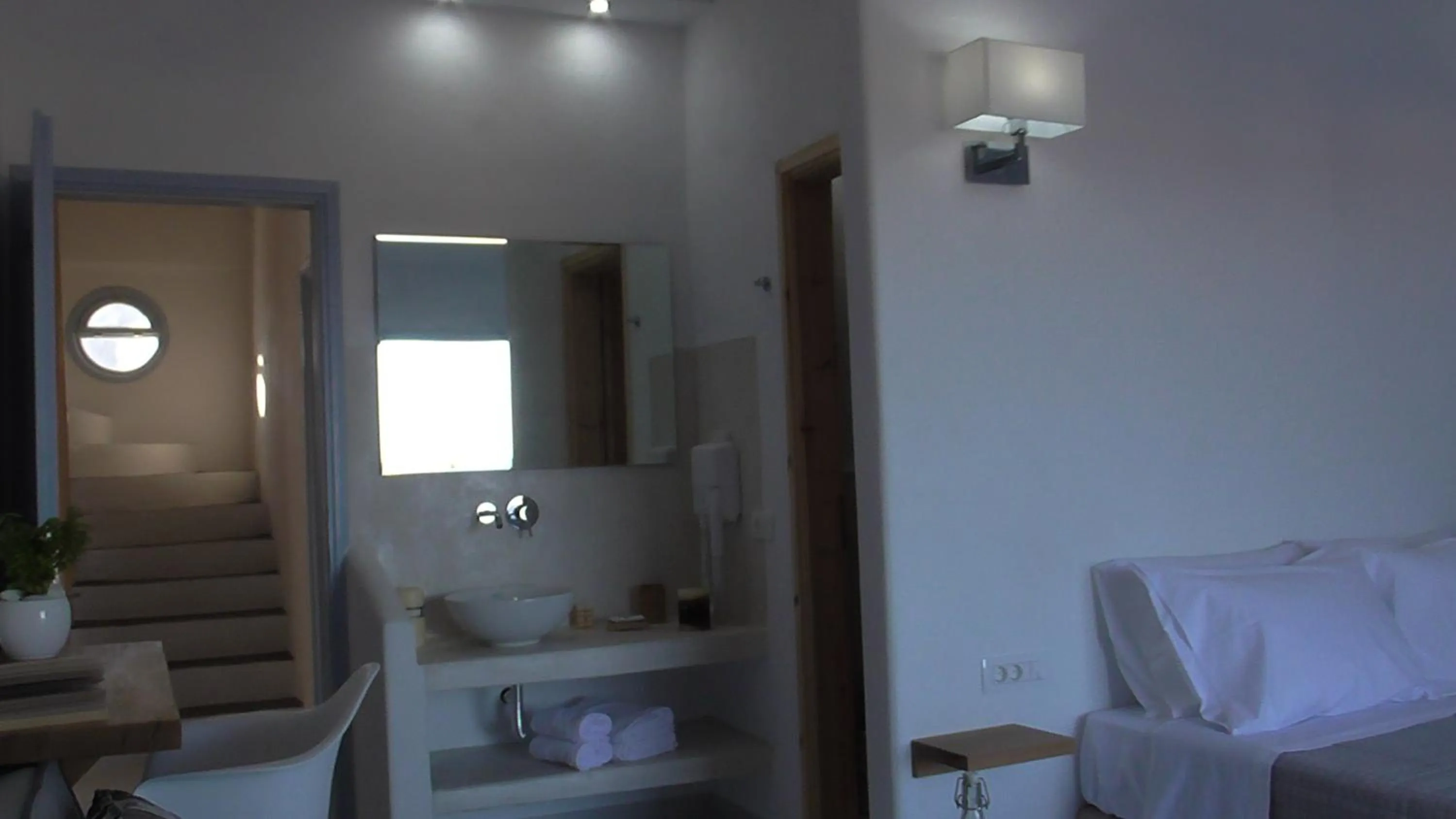 Bedroom, Bed in Daylight Hotel